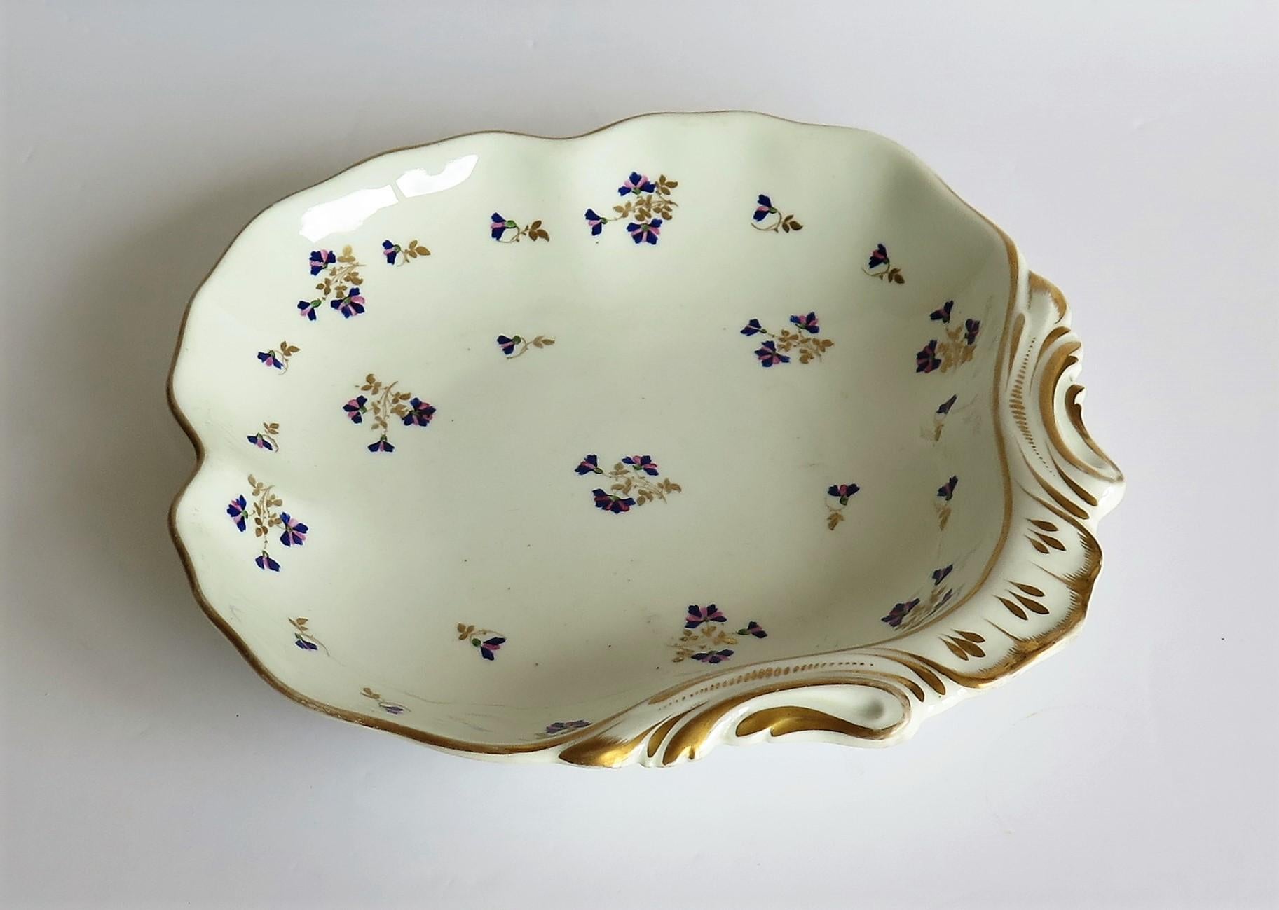 Georgian Derby Shell Dish or Plate Hand Painted & Gilded Pattern 129, Ca 1810 In Good Condition For Sale In Lincoln, Lincolnshire