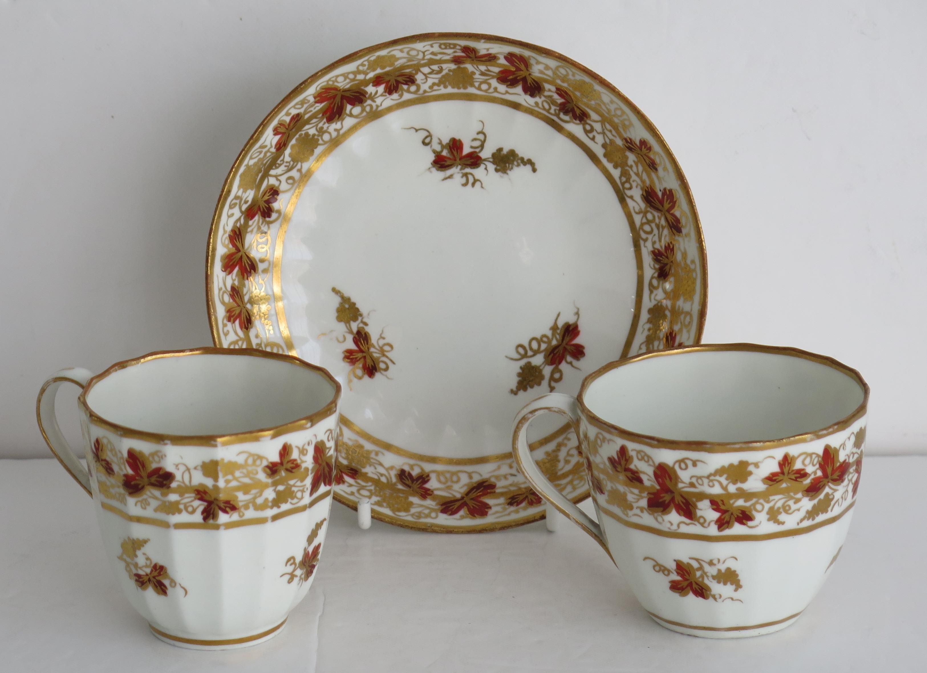 Dies ist ein gutes Porzellan TRIO einer Teetasse, Kaffeetasse und Untertasse von der Fabrik Derby, während der George 111. Periode, ca. 1795 gemacht.

Die Stücke sind gut getöpfert in der Hamilton-Flötenform mit 16 vertikalen Facetten. 

Die