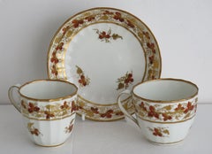 Georgian Derby Trio Tee- und Kaffeebecher und Untertasse mit Muster 569, Puce Mark Circa 1795