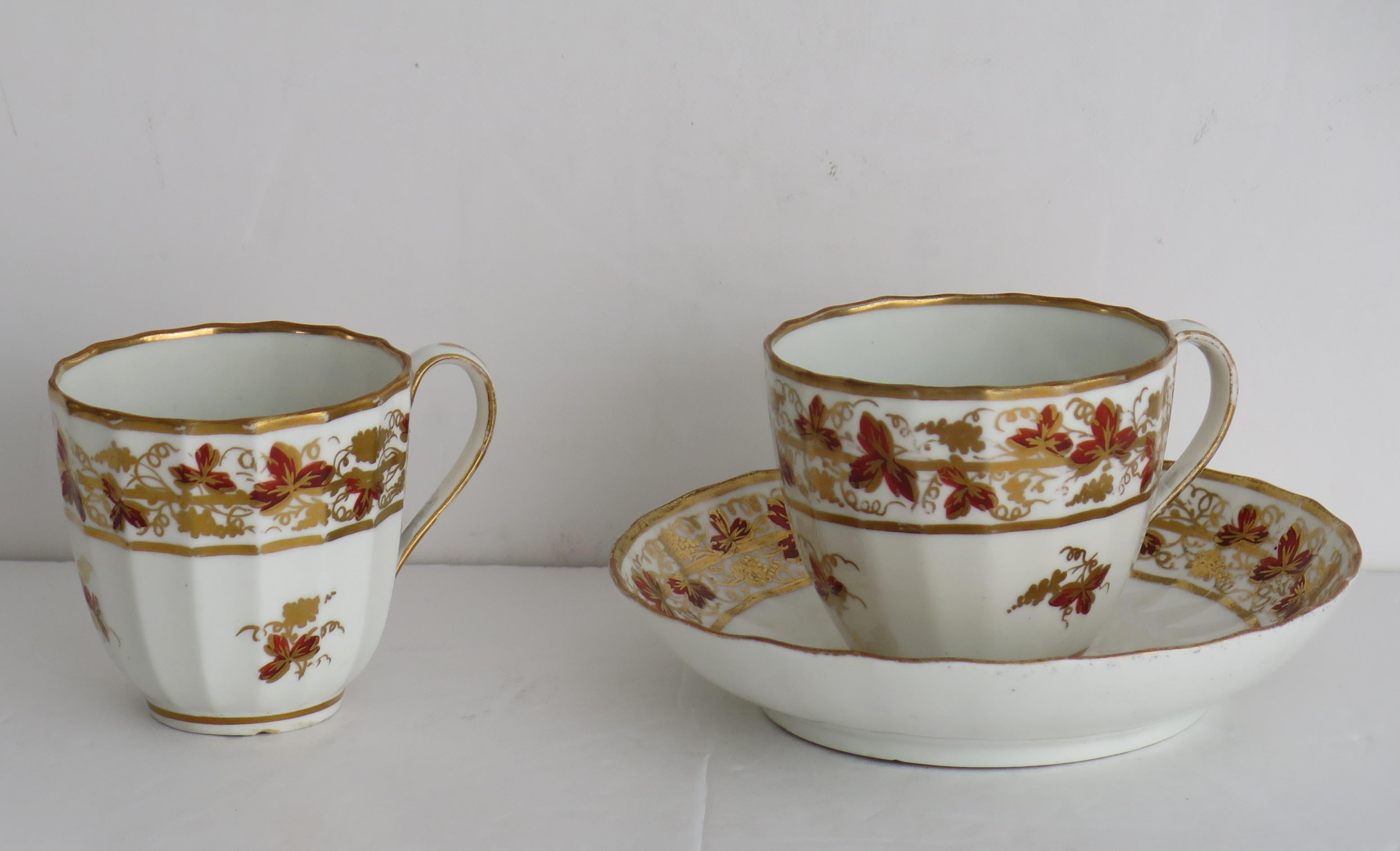 George III Tasse à thé, tasse à café et soucoupe Trio Derby géorgienne à motif 569, marque Puce Mark vers 1795 en vente
