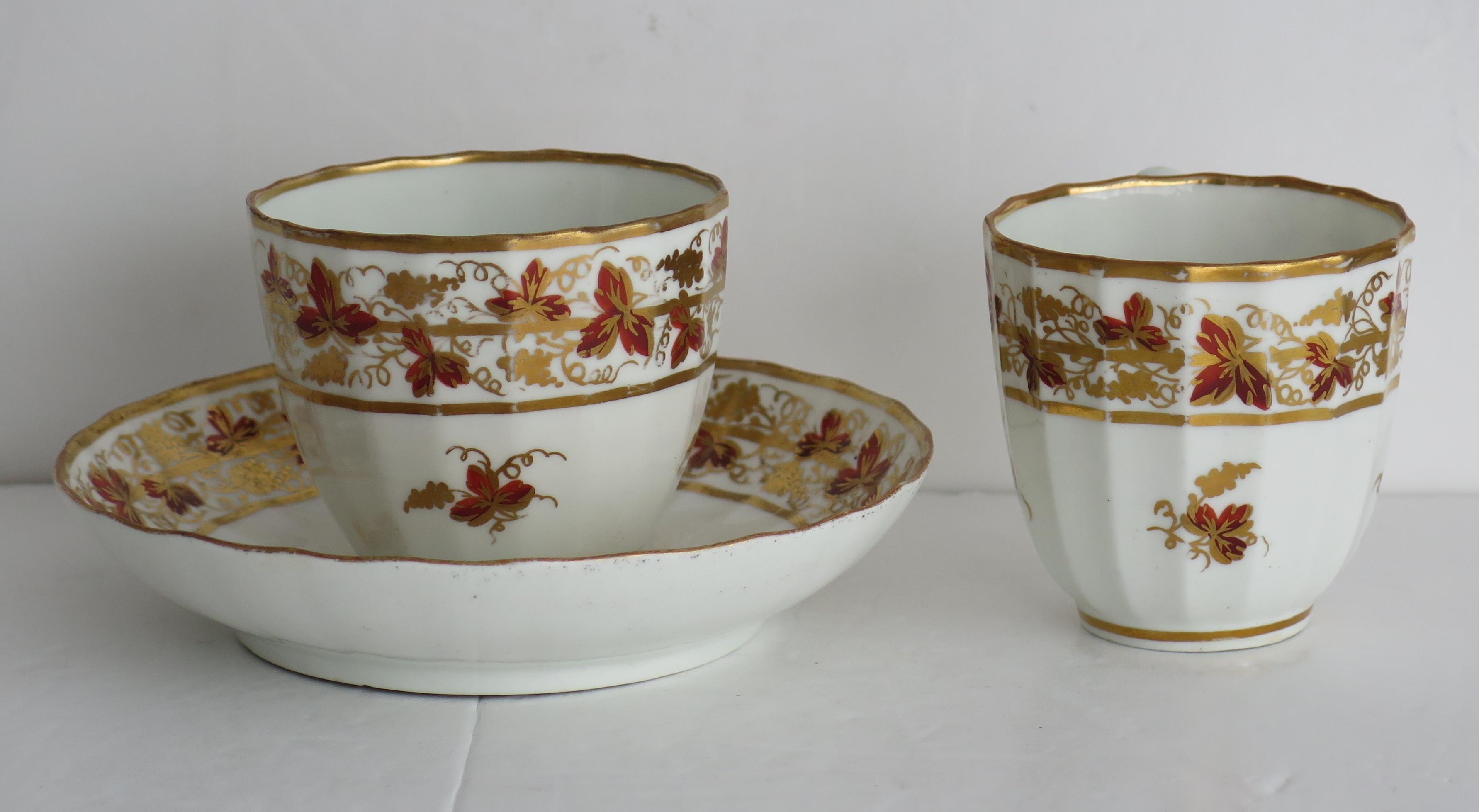 Britannique Tasse à thé, tasse à café et soucoupe Trio Derby géorgienne à motif 569, marque Puce Mark vers 1795 en vente