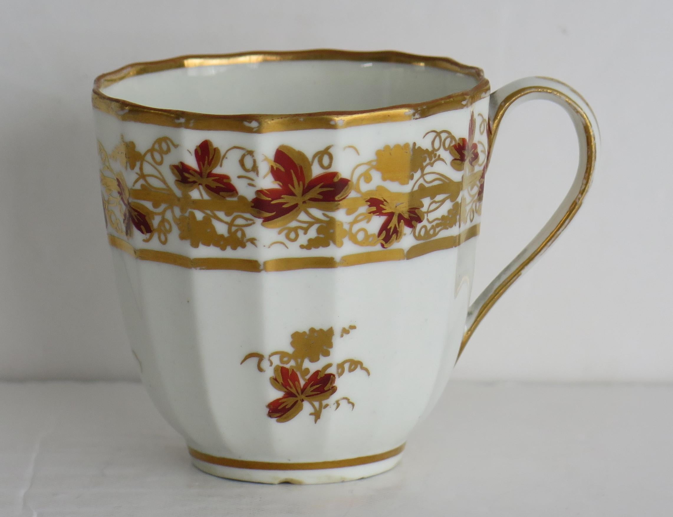 Tasse à thé, tasse à café et soucoupe Trio Derby géorgienne à motif 569, marque Puce Mark vers 1795 Bon état - En vente à Lincoln, Lincolnshire