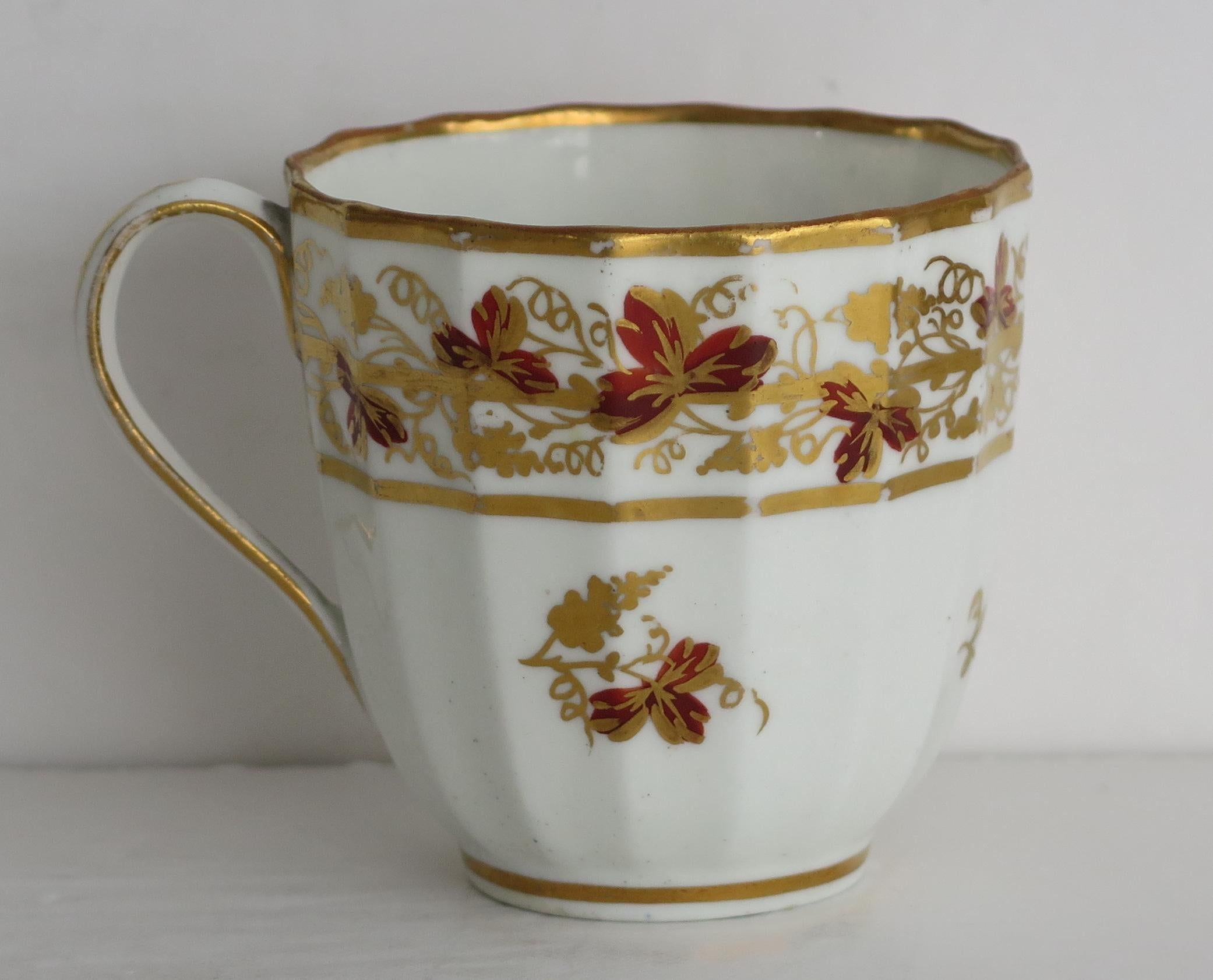 XVIIIe siècle Tasse à thé, tasse à café et soucoupe Trio Derby géorgienne à motif 569, marque Puce Mark vers 1795 en vente