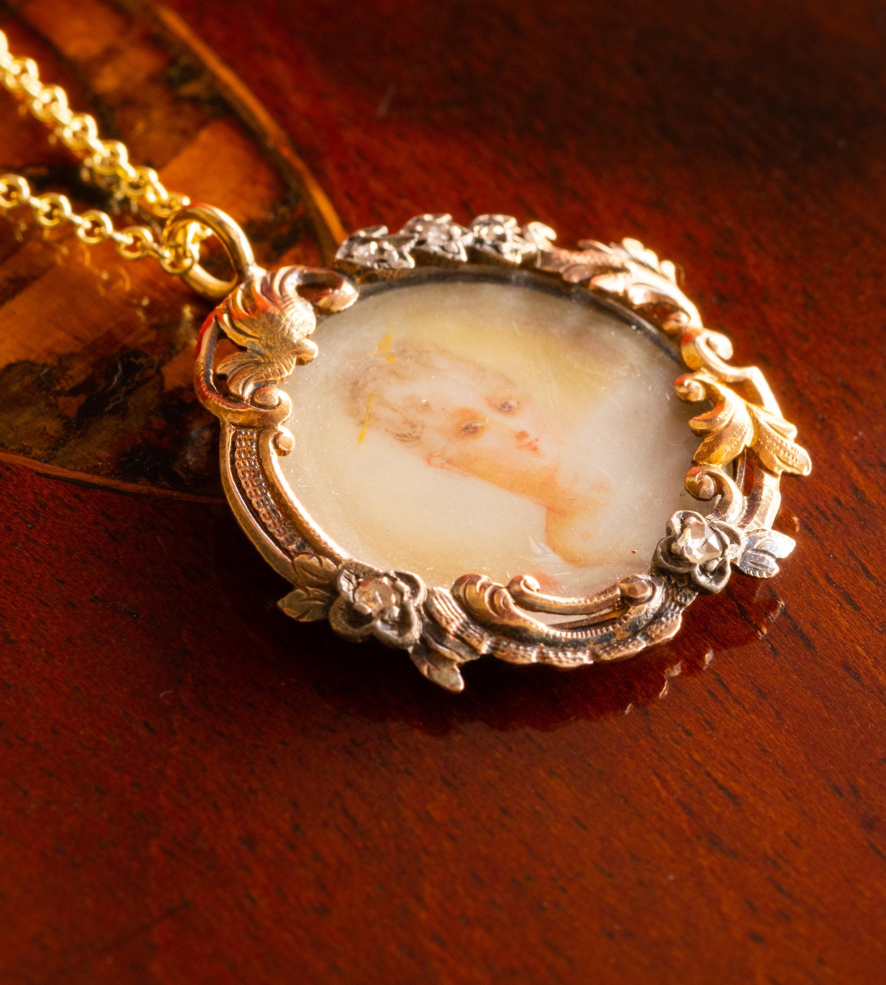 Eine seltene und elegante späte georgianische Porträt Miniatur Medaillon Anhänger, mit fünf alten geschliffenen Diamanten in einem floralen Motiv besetzt und in 9ct Gold gegossen. 
Das Porträt der Dame ist auf Elfenbein gemalt und in Gold gefasst,