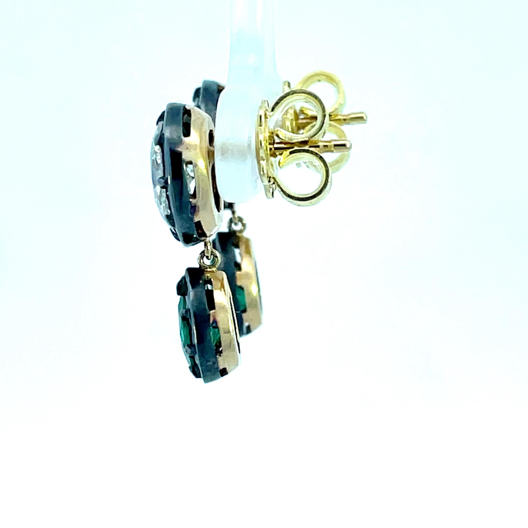 Taille coussin antique Boucles d'oreilles anciennes en diamants et émeraudes taille coussin 1, 15-1, 05 carats en vente