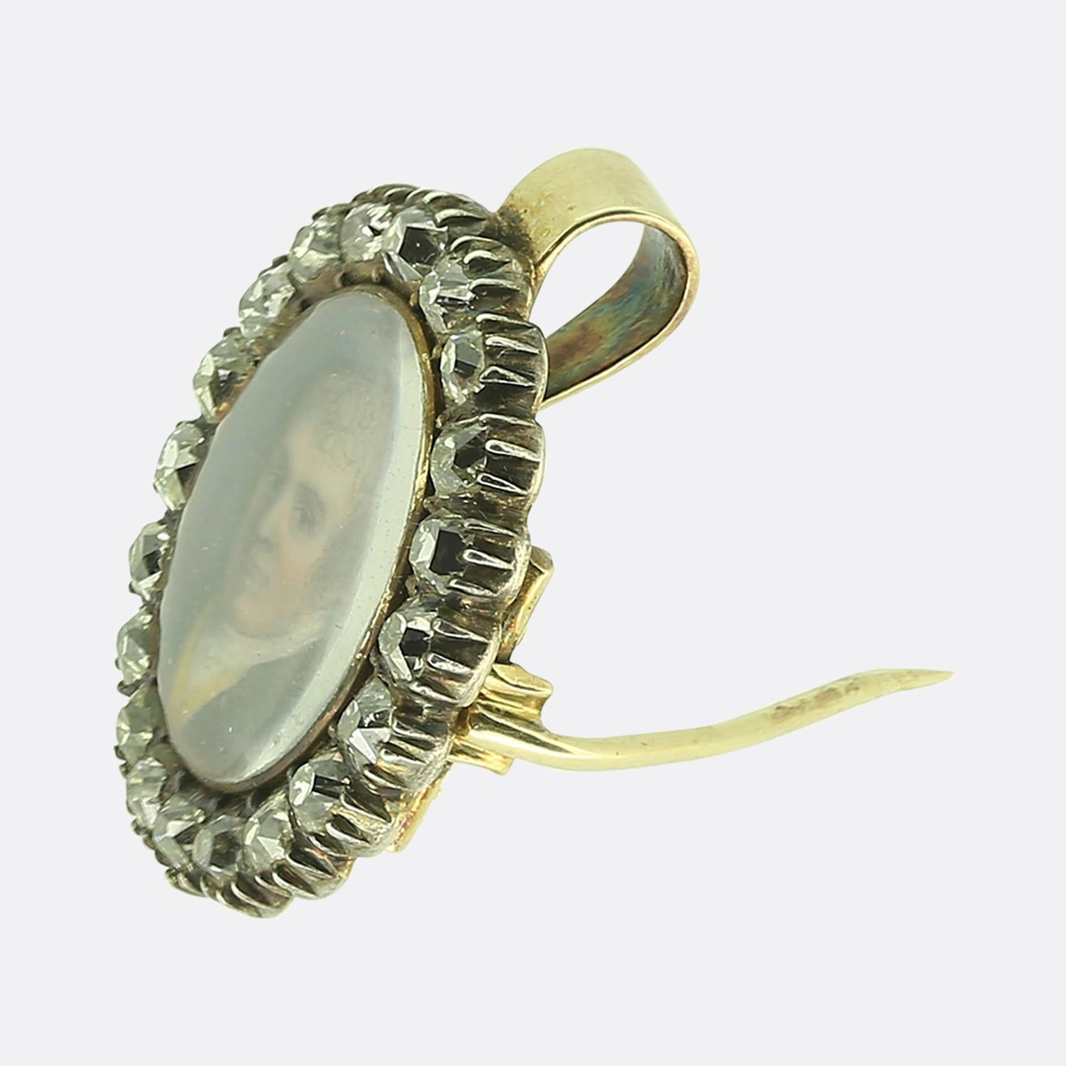 Nous avons ici un rare et magnifique pendentif en forme de portrait datant de l'époque géorgienne. Ce portrait est habilement rendu par l'artiste, et le joaillier l'a serti dans une étincelante bordure de diamants antiques en forme de coussin. Ce