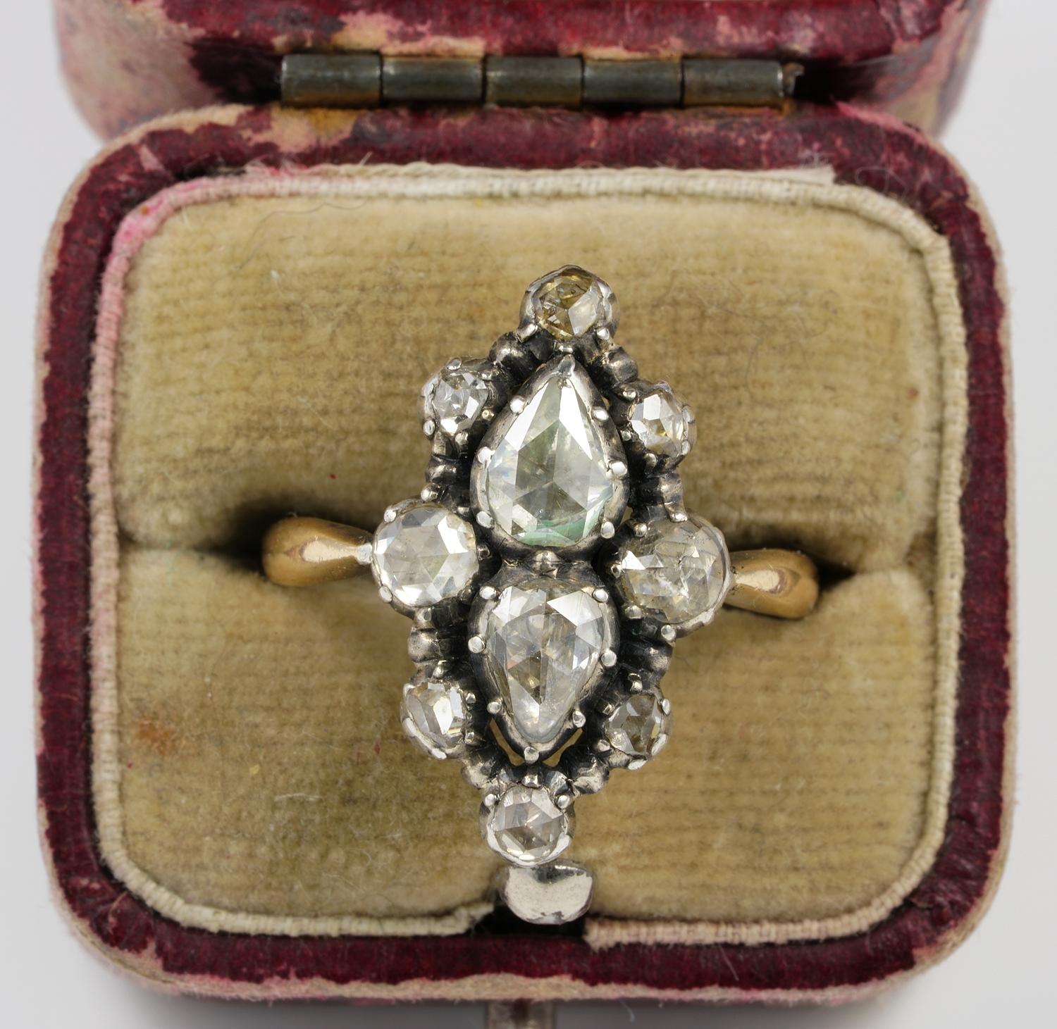 Dieser einzigartige Diamant-Navette-Ring ist 1800/30 ca
Wunderschön handgefertigt in der Zeit von massivem 18 Kt Gold/Silber
Charmanter flacher navetteförmiger Kopf, der aus Diamanten im Rosenschliff besteht, die ihm so viel diskrete Eleganz und