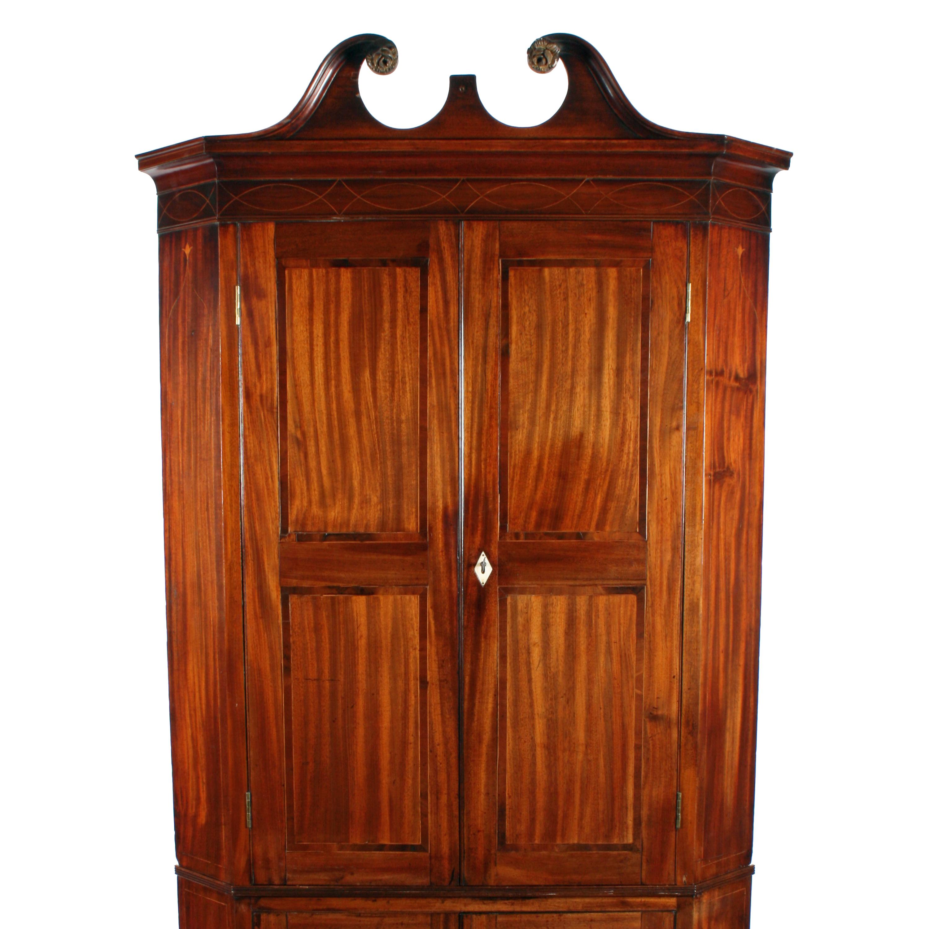 A late 18th to early 19th century Georgian mahogany double corner cupboard.

The cupboard has four doors that have figured mahogany crossbanded and box wood edged panels, four in the top and two in the base.

The interior has shaped fixed