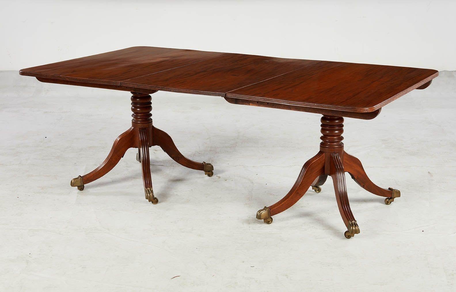 Georgien Table de salle à manger géorgienne à double piédestal en vente