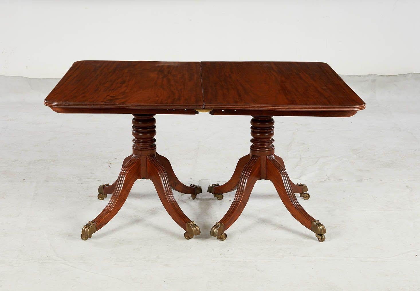 Table de salle à manger géorgienne à double piédestal Bon état - En vente à Greenwich, CT