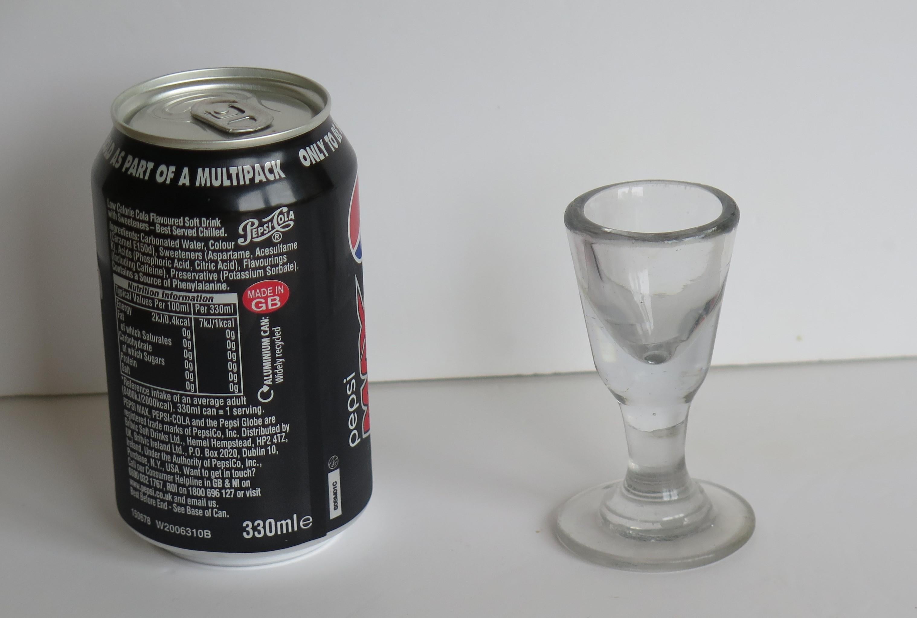 Georgisches Dram-Trinkglas, mundgeblasen, englisch, um 1800 im Angebot 1