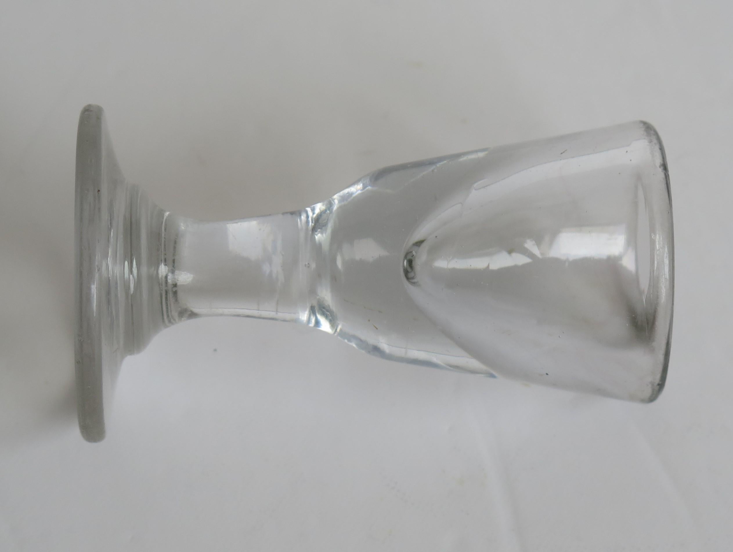 Georgisches Dram-Trinkglas, mundgeblasen, englisch, um 1800 (Georgian) im Angebot