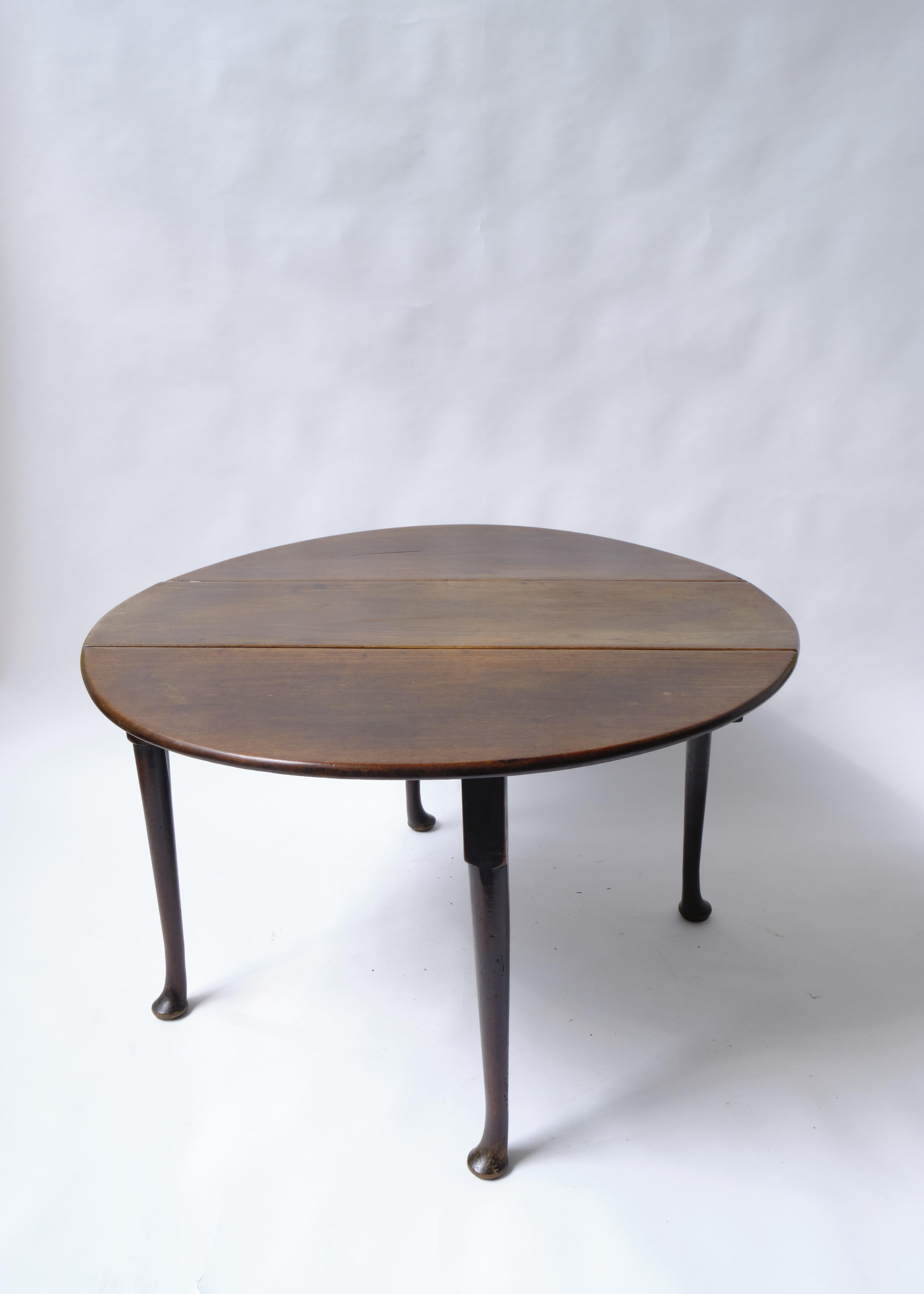 Englisch, ca. 1760.

Ovaler georgianischer Frühstückstisch mit Klappe.

Mit zwei Klappseiten, die sich hochklappen lassen und von aufklappbaren, massiven Mahagoni-Türbeinen gestützt werden. So entsteht eine große, leicht ovale Tischplatte, die Platz
