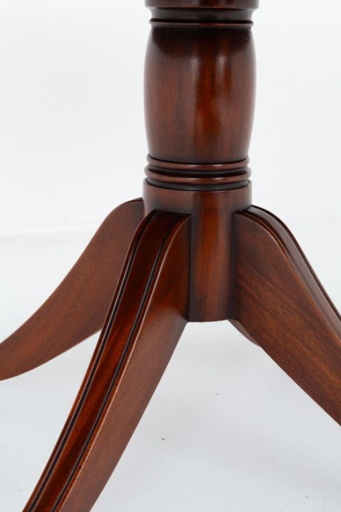 Georgian Revival mahogany drum table.
Will ship to anywhere in the world - including US - so please get in touch for a shipping quote
This table stands upon 4 swept and fluted legs with brass claw castors and a turned column.
Circa 1920
The table