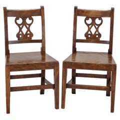 Paire de chaises de campagne en orme teinté (George III Hall Dining) du début du 19e siècle.