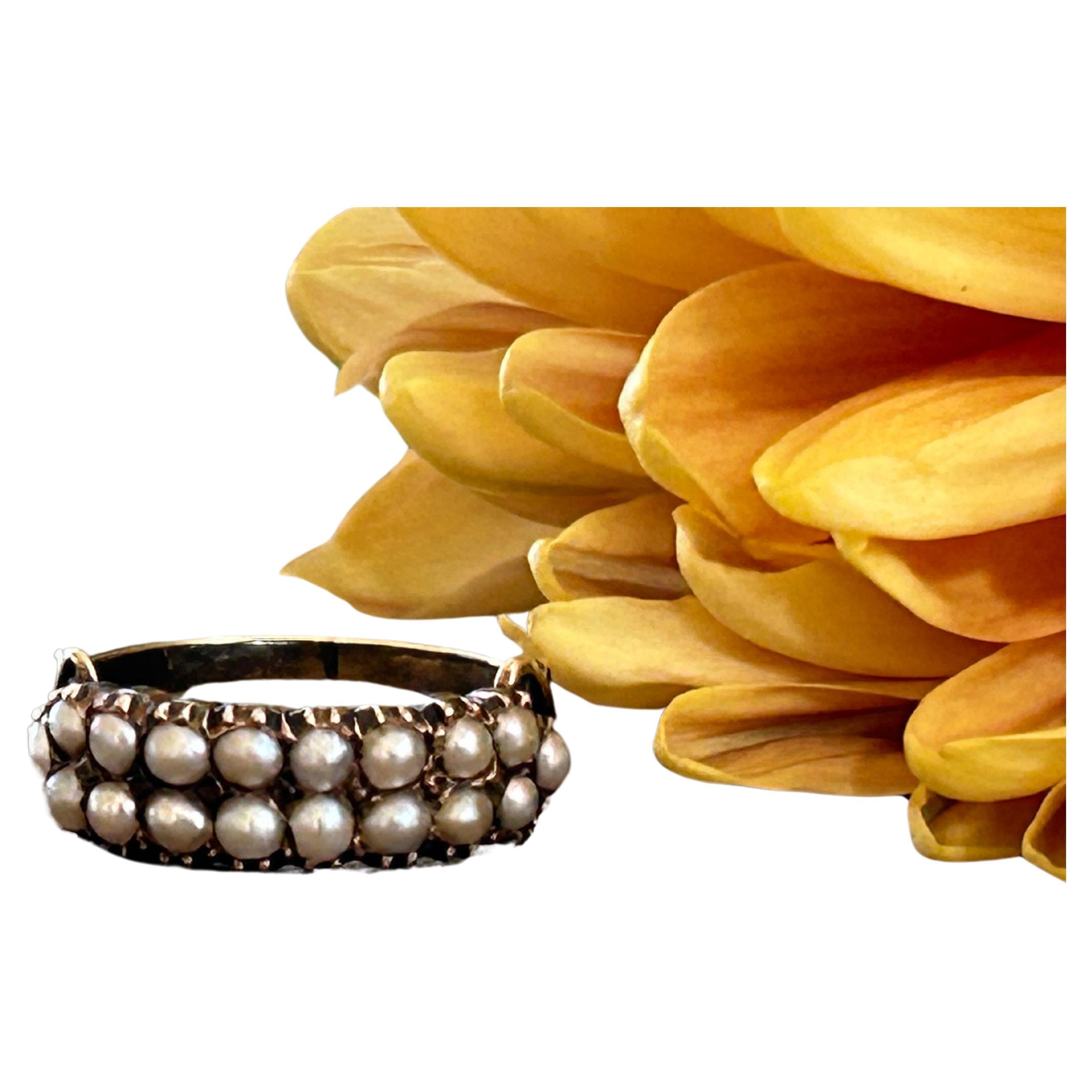 Ein prächtiger spätgeorgianischer/frühviktorianischer zweireihiger Perlenring. Dieser exquisit aus 14-karätigem Gold gefertigte Ring ist ein atemberaubendes Beispiel für die Vorliebe der damaligen Zeit für komplizierte Designs und luxuriöse