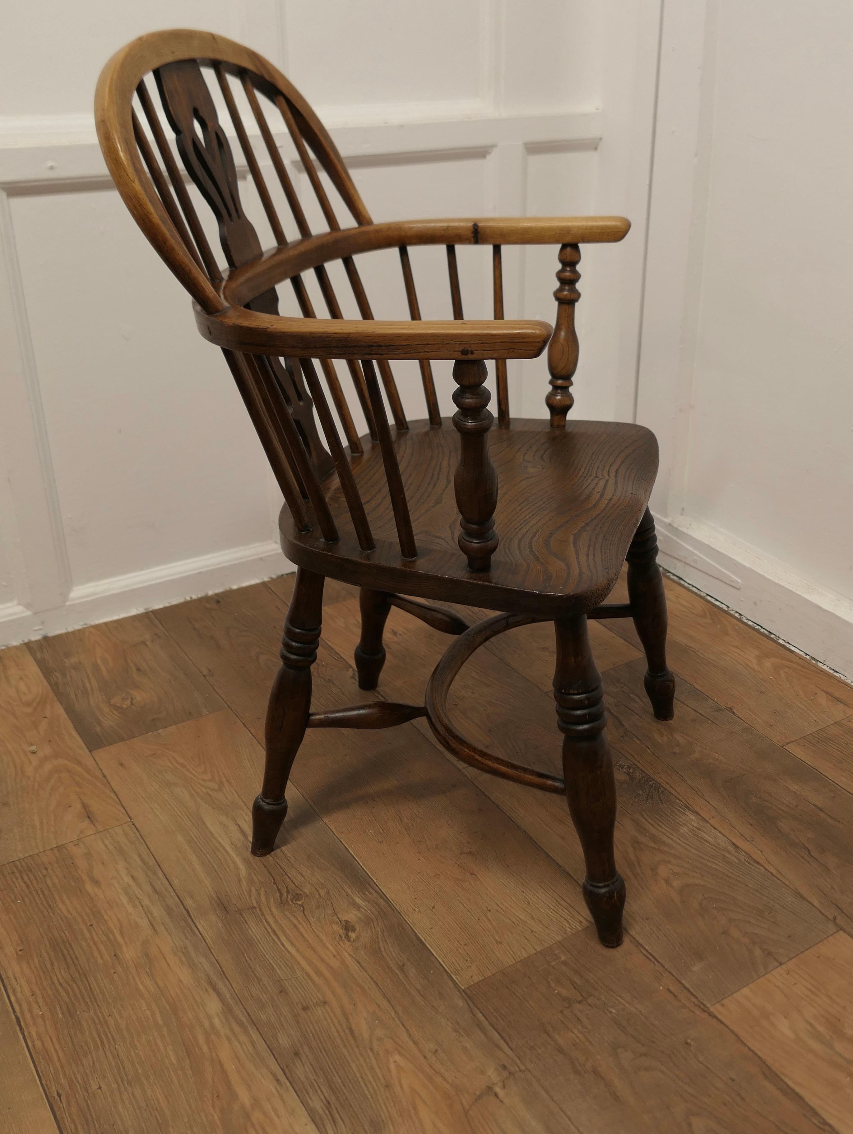 Georgian Elm and Ash Wheel Back Windsor Carver Chair     In Good Condition For Sale In Chillerton, Isle of Wight
