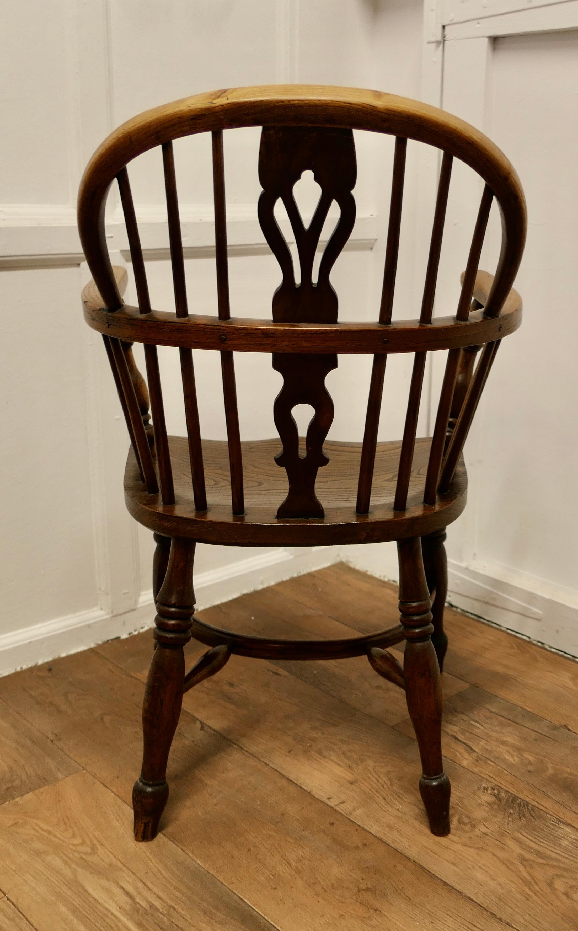 18th Century and Earlier Georgian Elm and Ash Wheel Back Windsor Carver Chair     For Sale