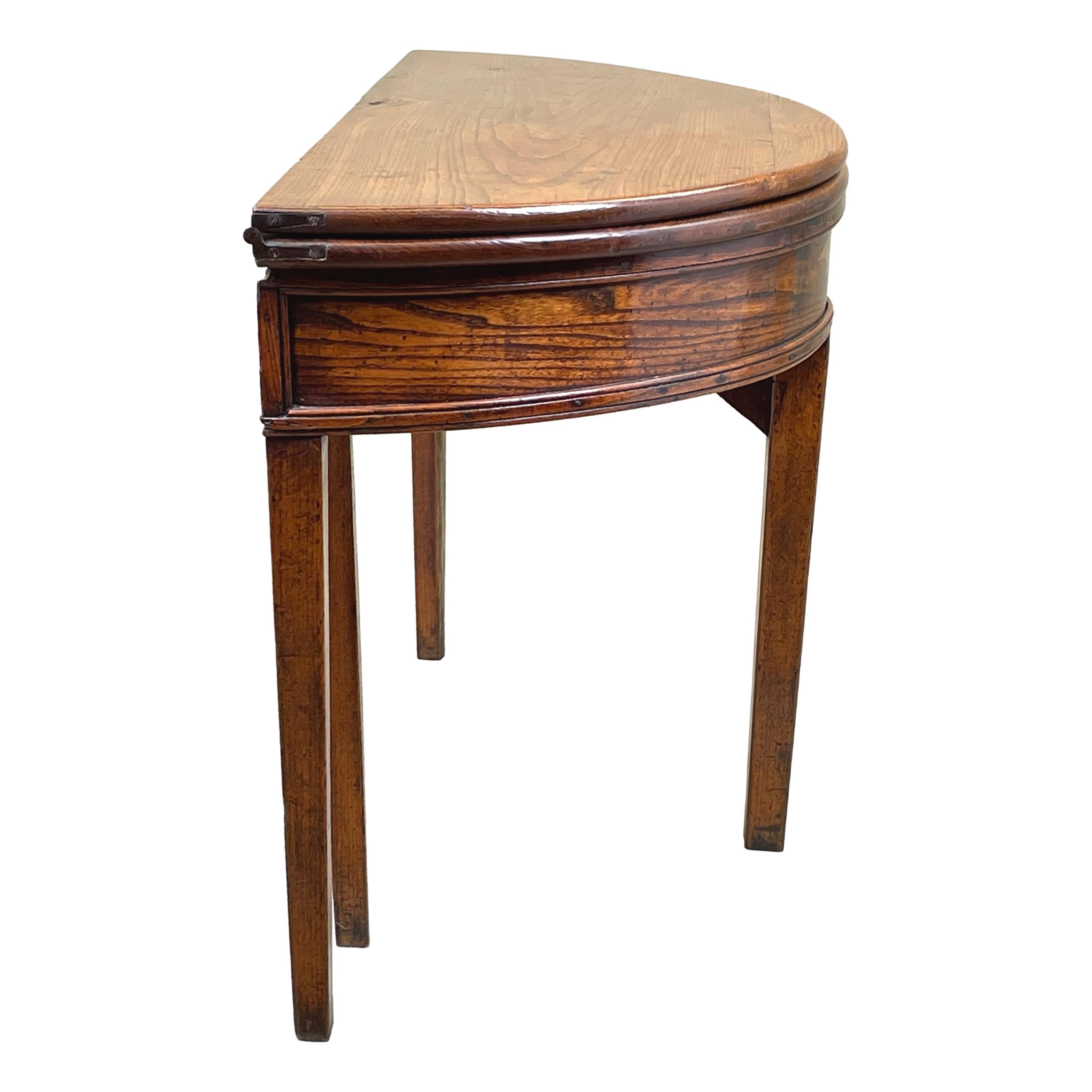 Charmante table à thé en orme de la fin du XVIIIe siècle, avec un plateau rabattable superbement figuré, conservant une excellente couleur chaude et une patine, reposant sur des pieds carrés effilés. 

Cette magnifique petite table a très