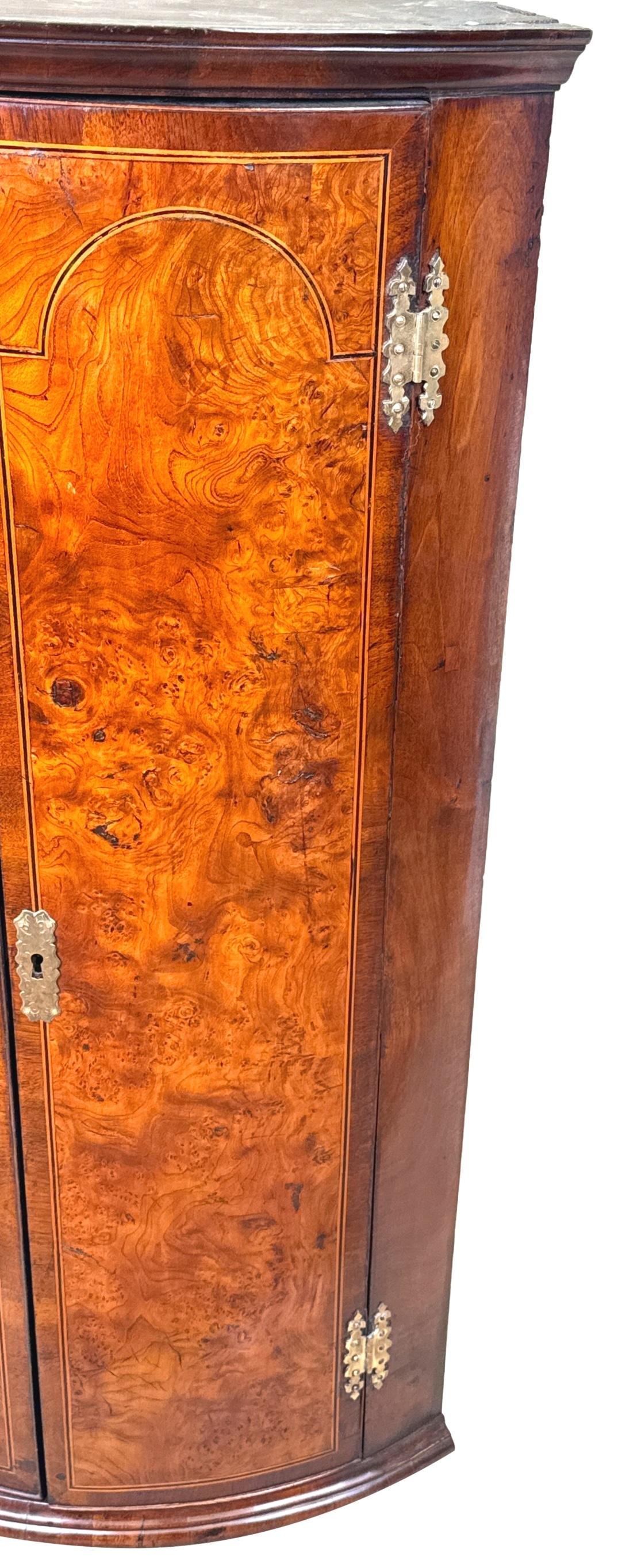 Armario esquinero georgiano de olmo y nogal Inglés en venta