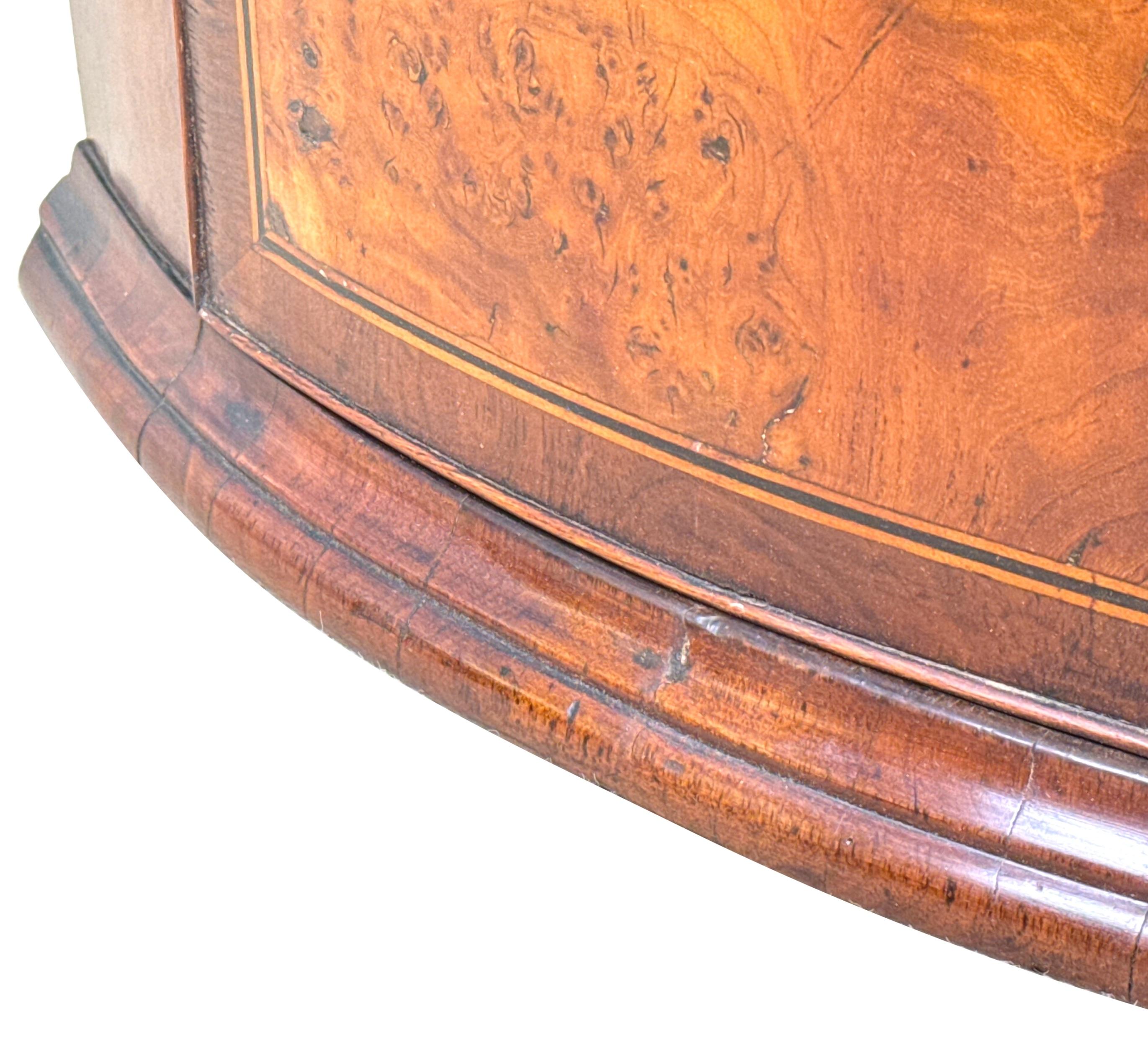 Armario esquinero georgiano de olmo y nogal Olmo en venta