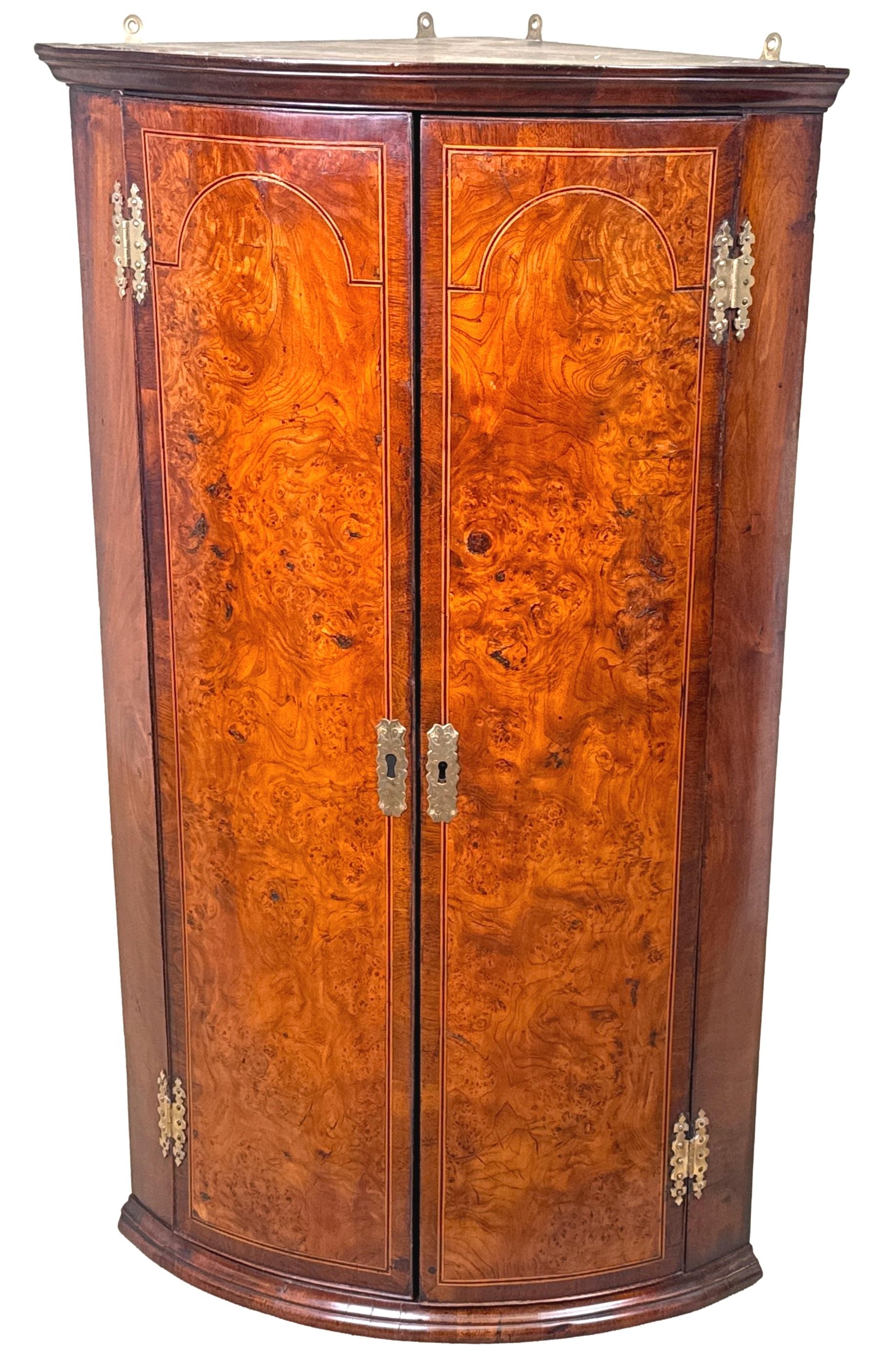 Armario esquinero georgiano de olmo y nogal en venta 1