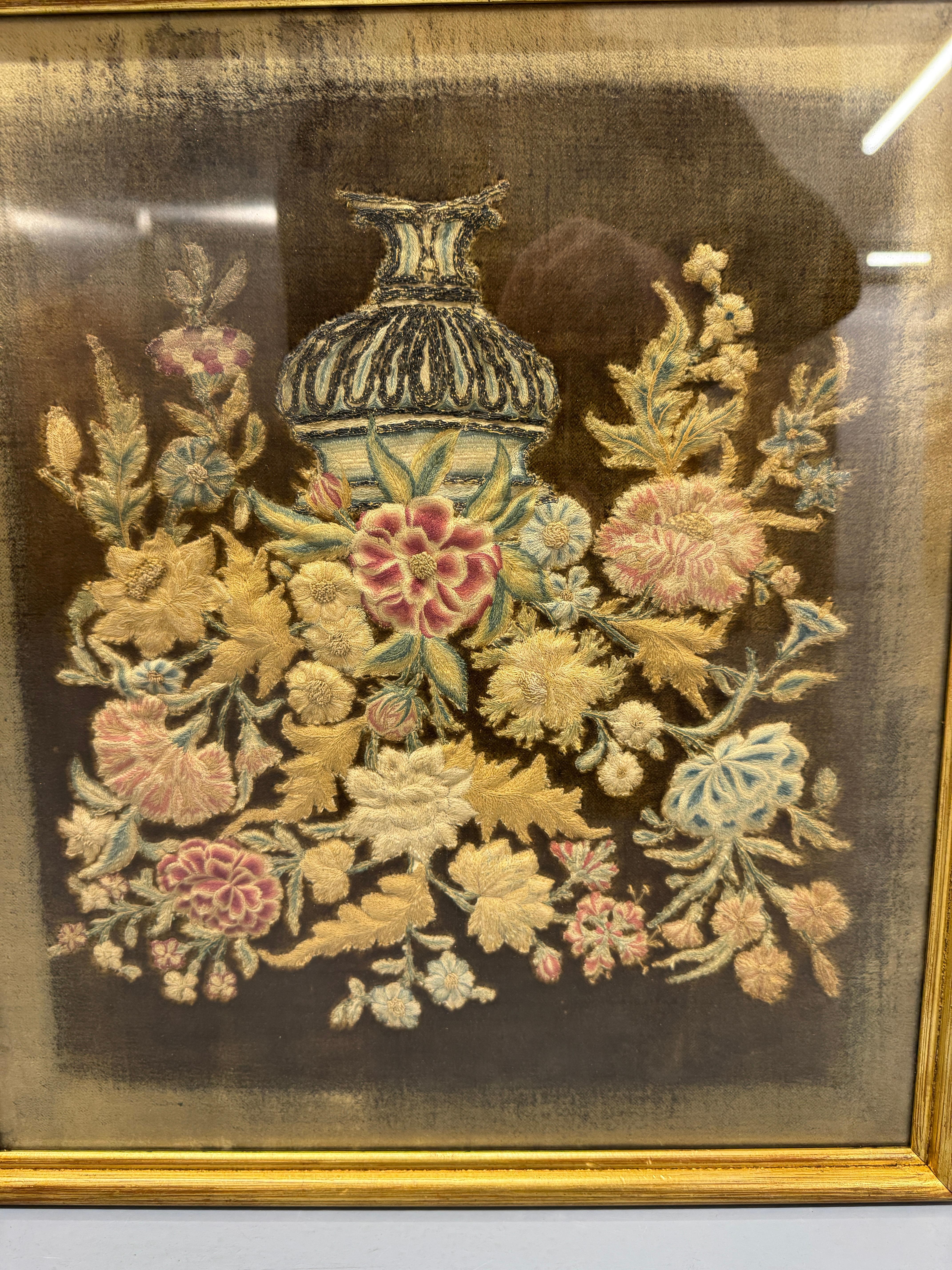 Pannello ricamato georgiano, 1780 circa. Finemente lavorato in sete colorate e raffigurante un vaso con fiori, tutti simboli di fiducia dell'epoca. In una moderna cornice smaltata.