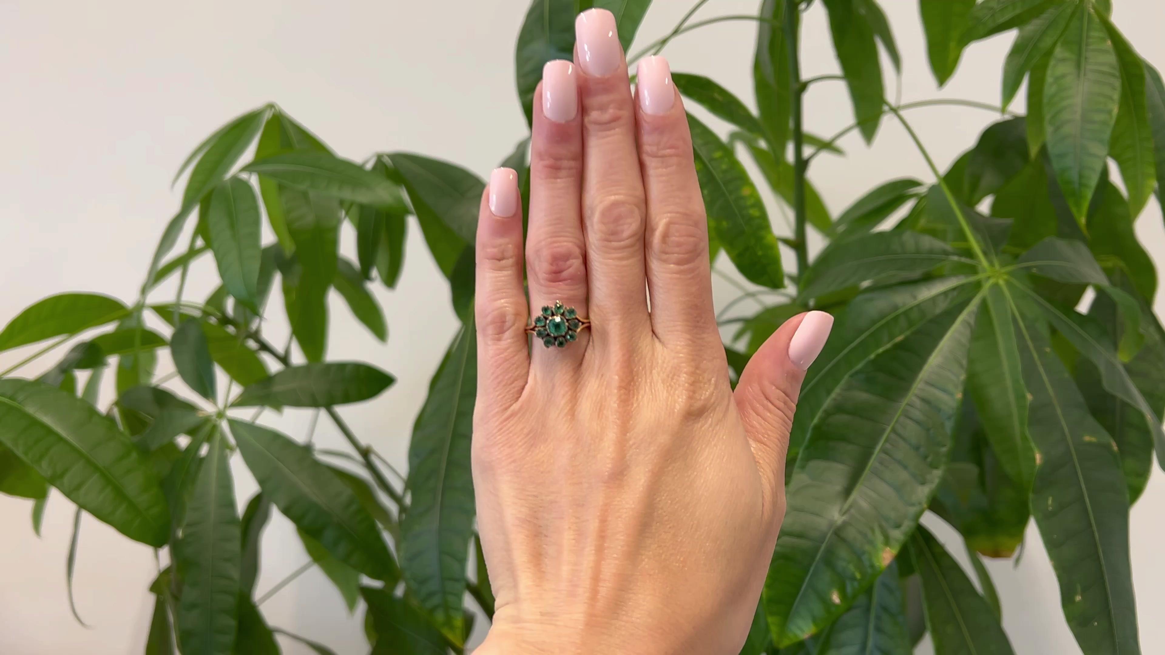 Ein georgischer Smaragd 18k Gelbgold Cluster Ring. Mit einem achteckig geschliffenen Smaragd von ca. 0,35 Karat. Akzentuiert durch neun Smaragde im Kissenschliff mit einem Gesamtgewicht von etwa 0,60 Karat. Der Ring hat eine geschlossene Fassung,