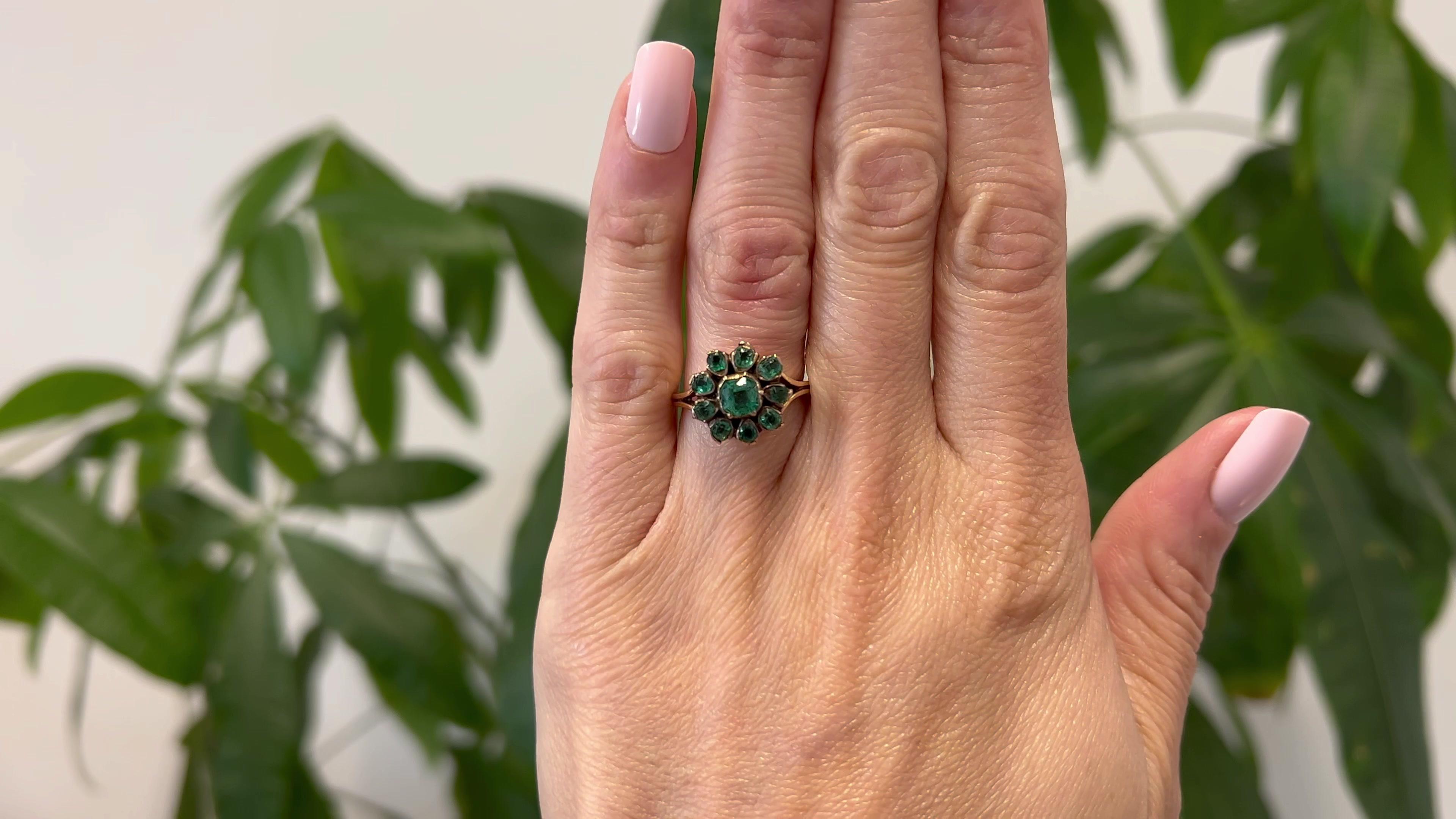 Georgianischer Smaragd-Cluster-Ring aus 18 Karat Gelbgold (Kissenschliff)
