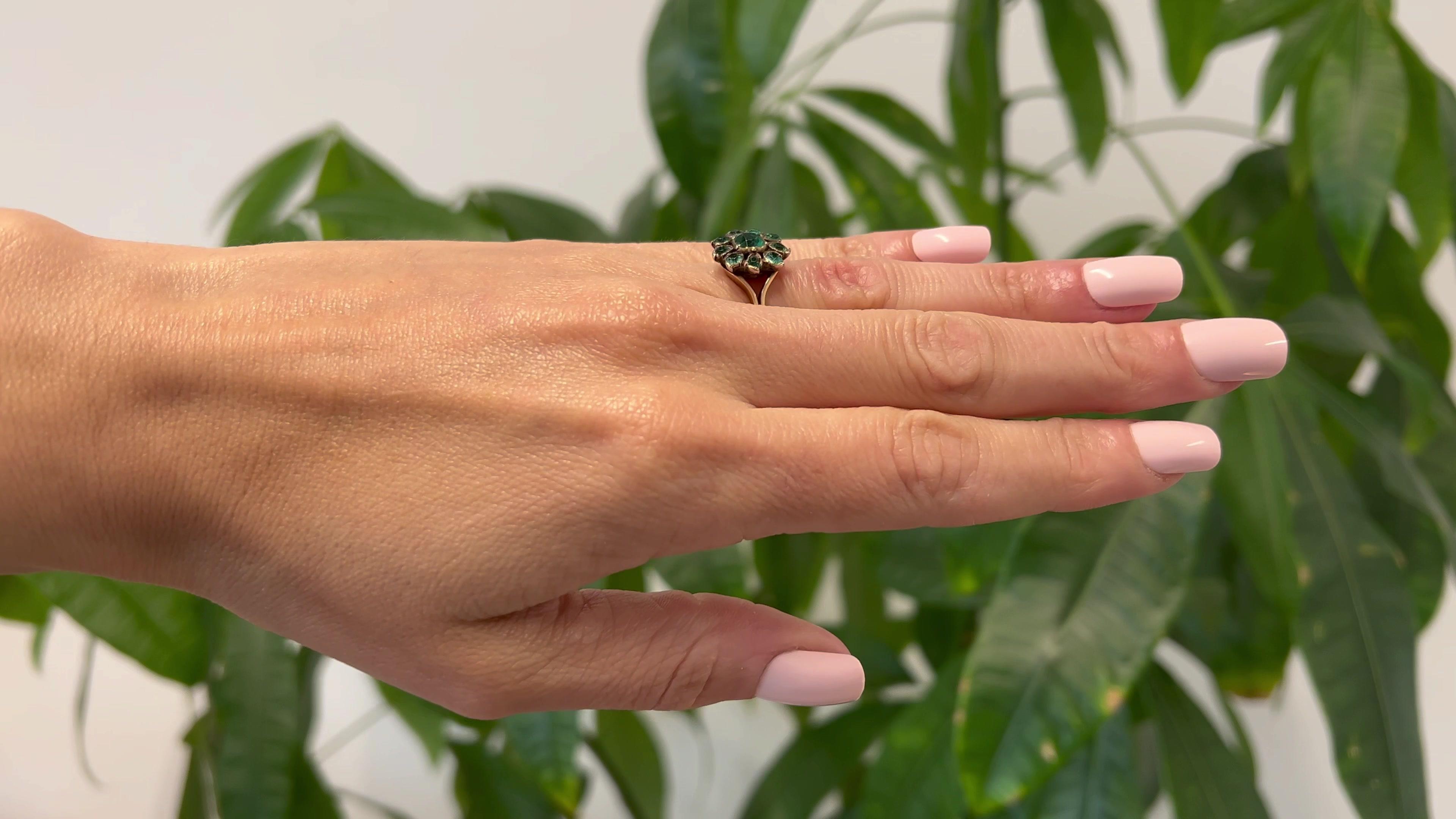 Georgianischer Smaragd-Cluster-Ring aus 18 Karat Gelbgold im Zustand „Gut“ in Beverly Hills, CA