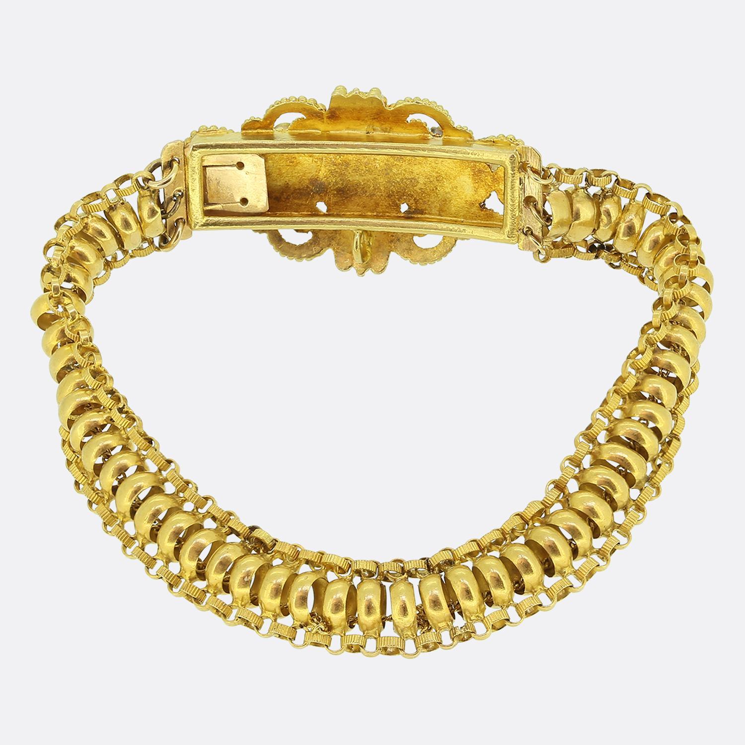 Hier haben wir ein charmantes Armband aus der georgianischen Zeit. Dieses antike Stück wurde aus reichhaltigem 15-karätigem Gelbgold gefertigt, wobei eine einzelne Kette durch eine Reihe von Reifen läuft, so dass das Stück frei um das Handgelenk