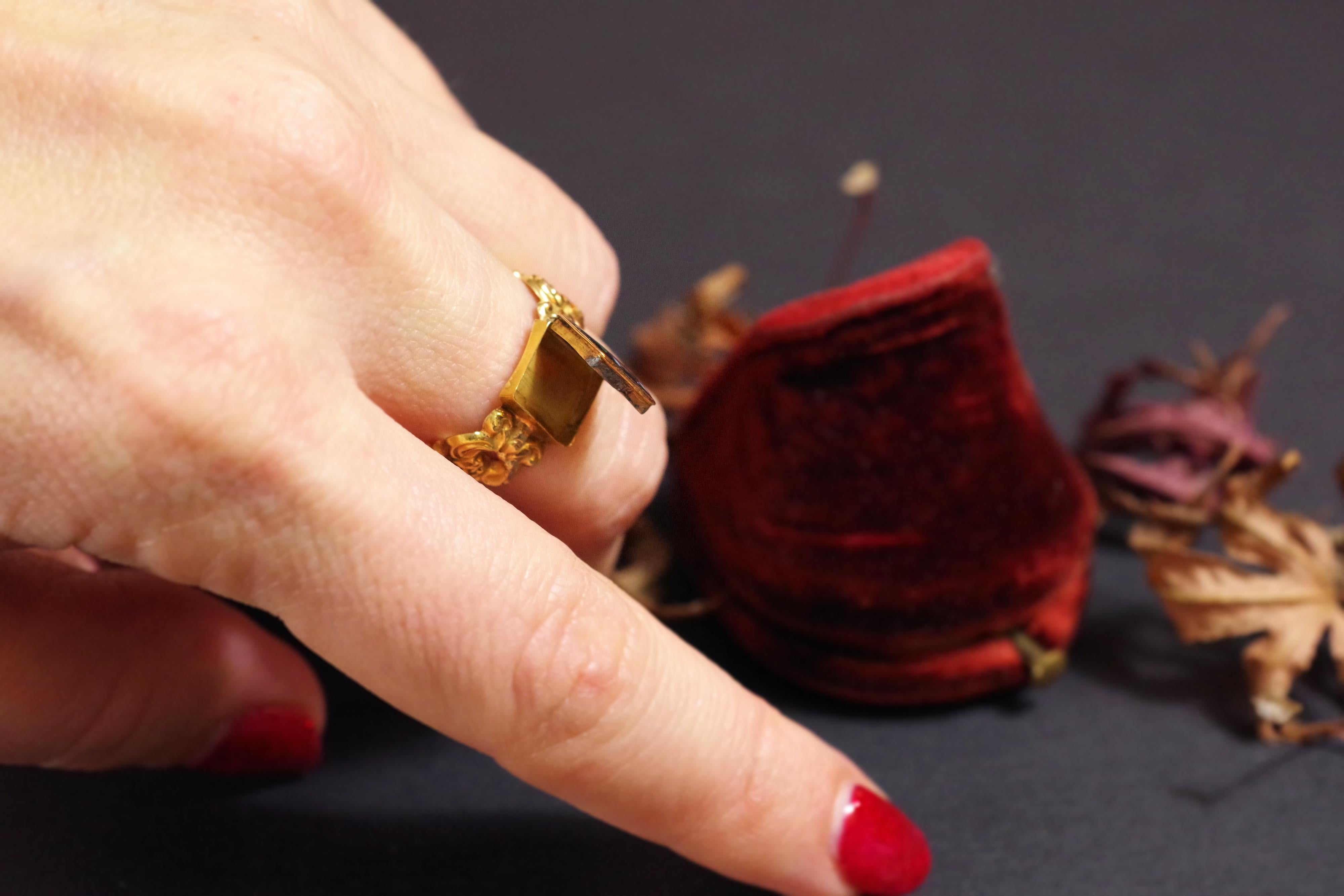 Georgian Enamel Poison Ring in 18k Gold, Secret Poison Antique Ring, Locket Ring 3