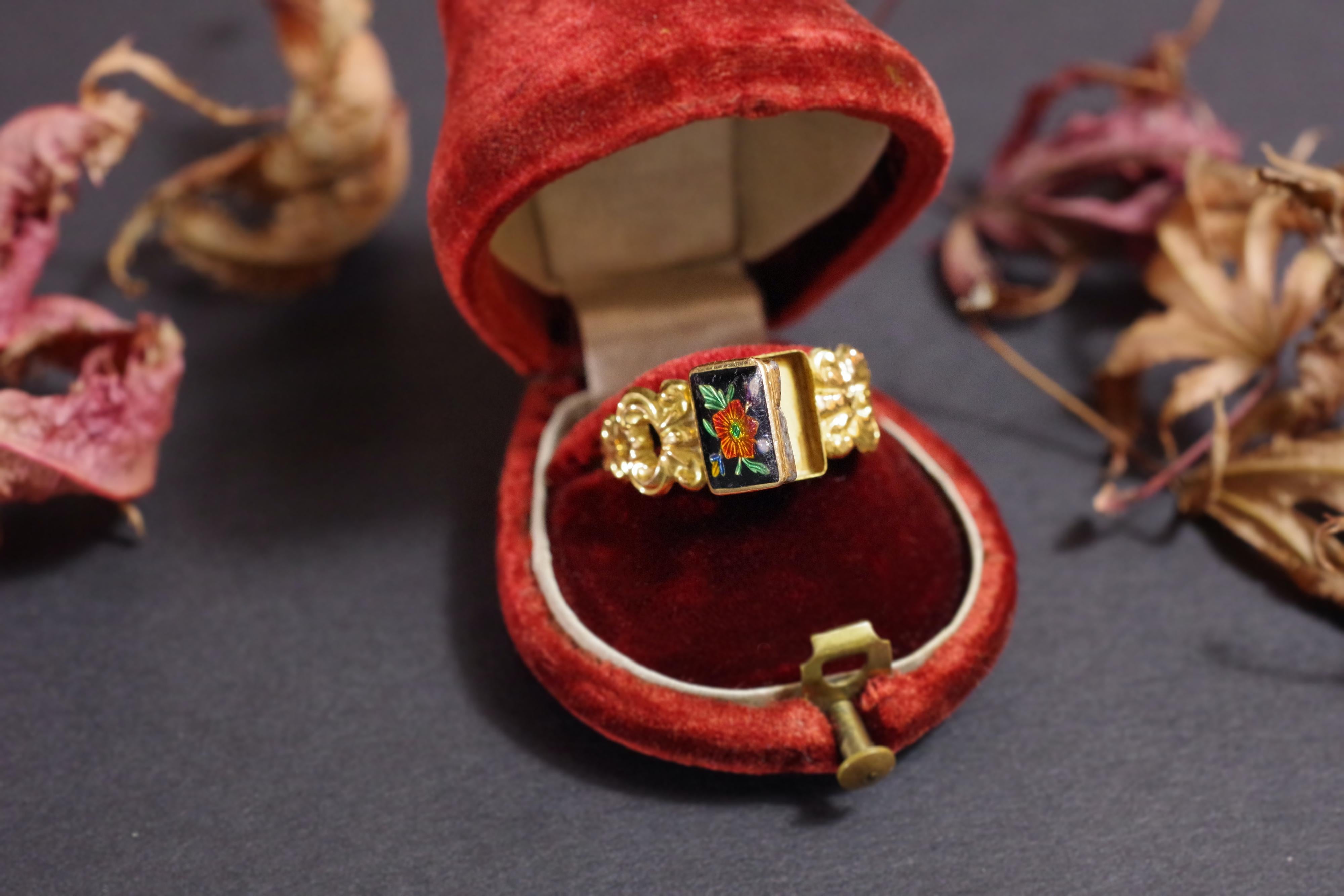 Georgian Enamel Poison Ring in 18k Gold, Secret Poison Antique Ring, Locket Ring 6