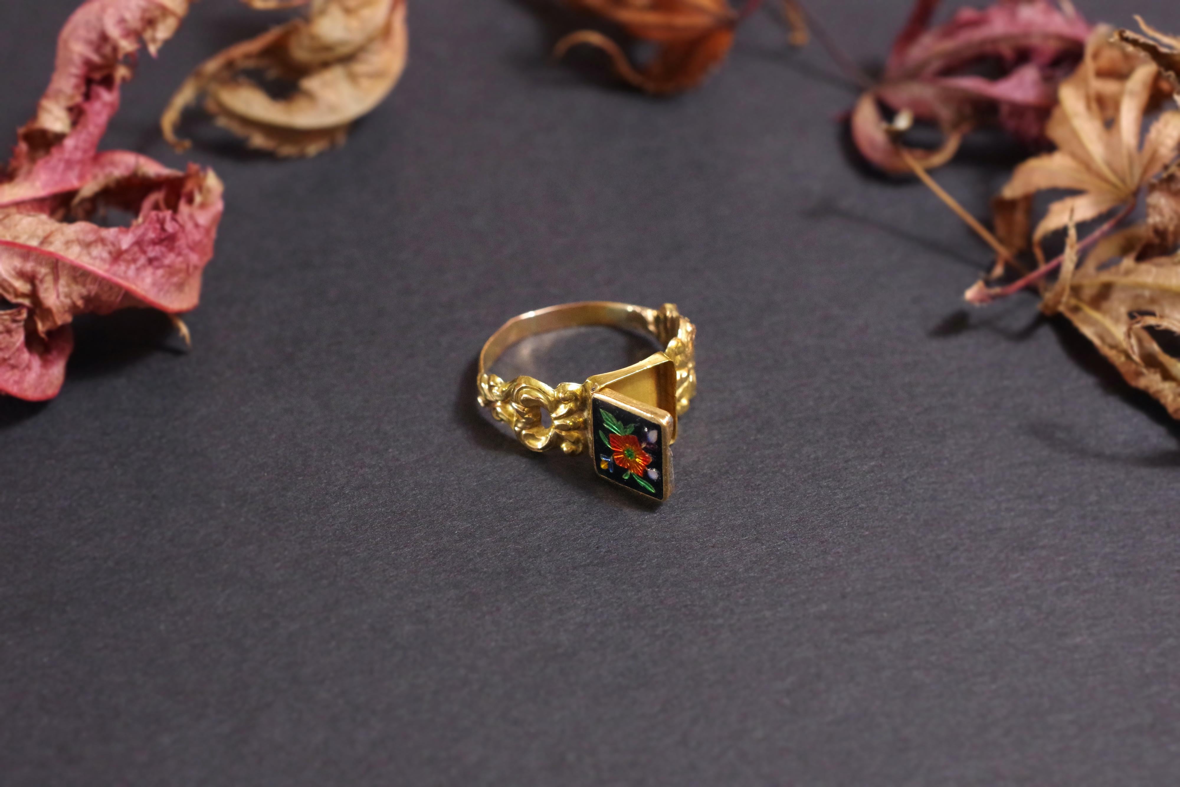 Georgian Enamel Poison Ring in 18k Gold, Secret Poison Antique Ring, Locket Ring In Fair Condition In PARIS, FR
