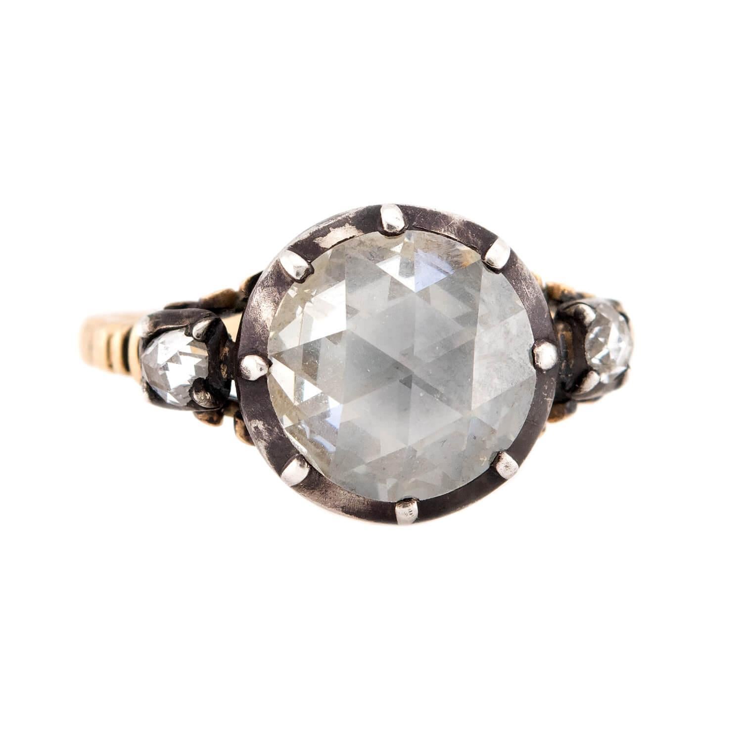 ¡Un precioso anillo de diamantes inglés de la época georgiana (hacia 1750)! Elaborado en oro amarillo de 14 quilates y plata de ley, este anillo lleva un diamante talla rosa de 1,60 ct, engarzado con ocho garras. El diamante está maravillosamente