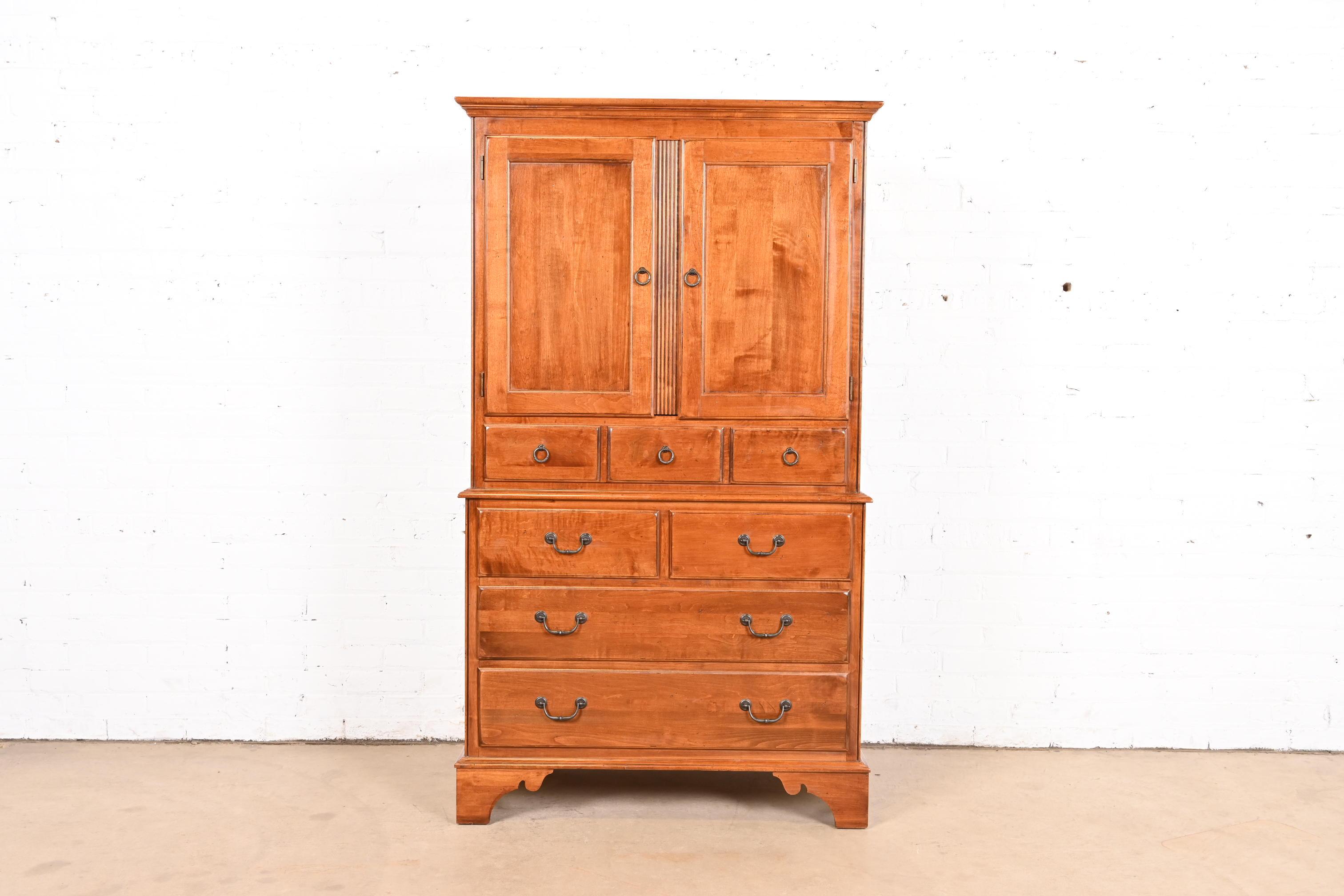 Una magnífica cómoda alta, prensa de lino o arcón de caballero de estilo georgiano, campestre inglés o Shaker Style

EE.UU., alrededor de 1990

Abedul macizo, con herrajes originales. Los estantes son regulables.

Medidas: 36,13