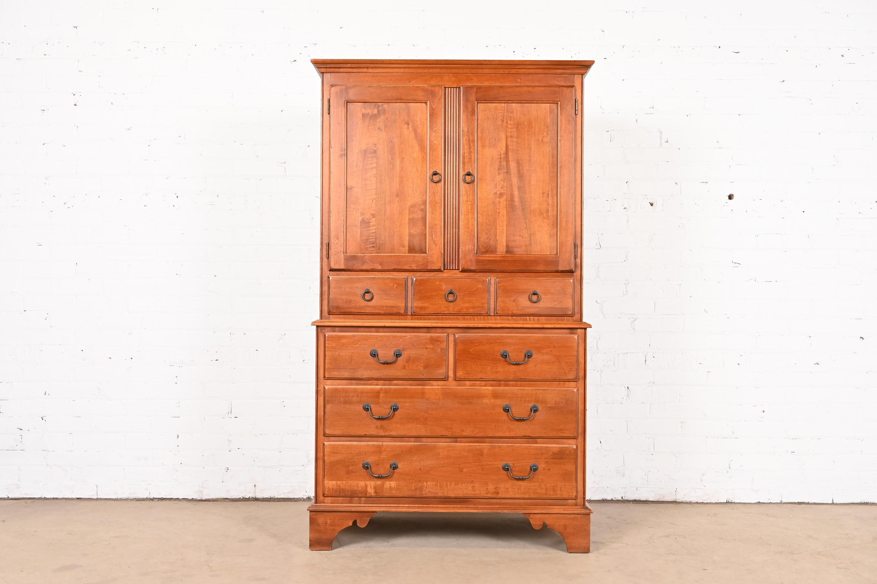 A gorgeous Georgian or English Country style highboy dresser or gentleman's chest

USA, Circa 1990s

Solid birch, with original hardware.

Measures: 36.25