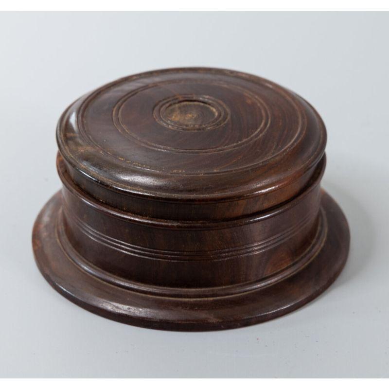 A fine 18th Century Georgian English lidded turned treen round box, circa 1780. This handsome box is hand turned from solid Lignum Vitae wood, also known as 