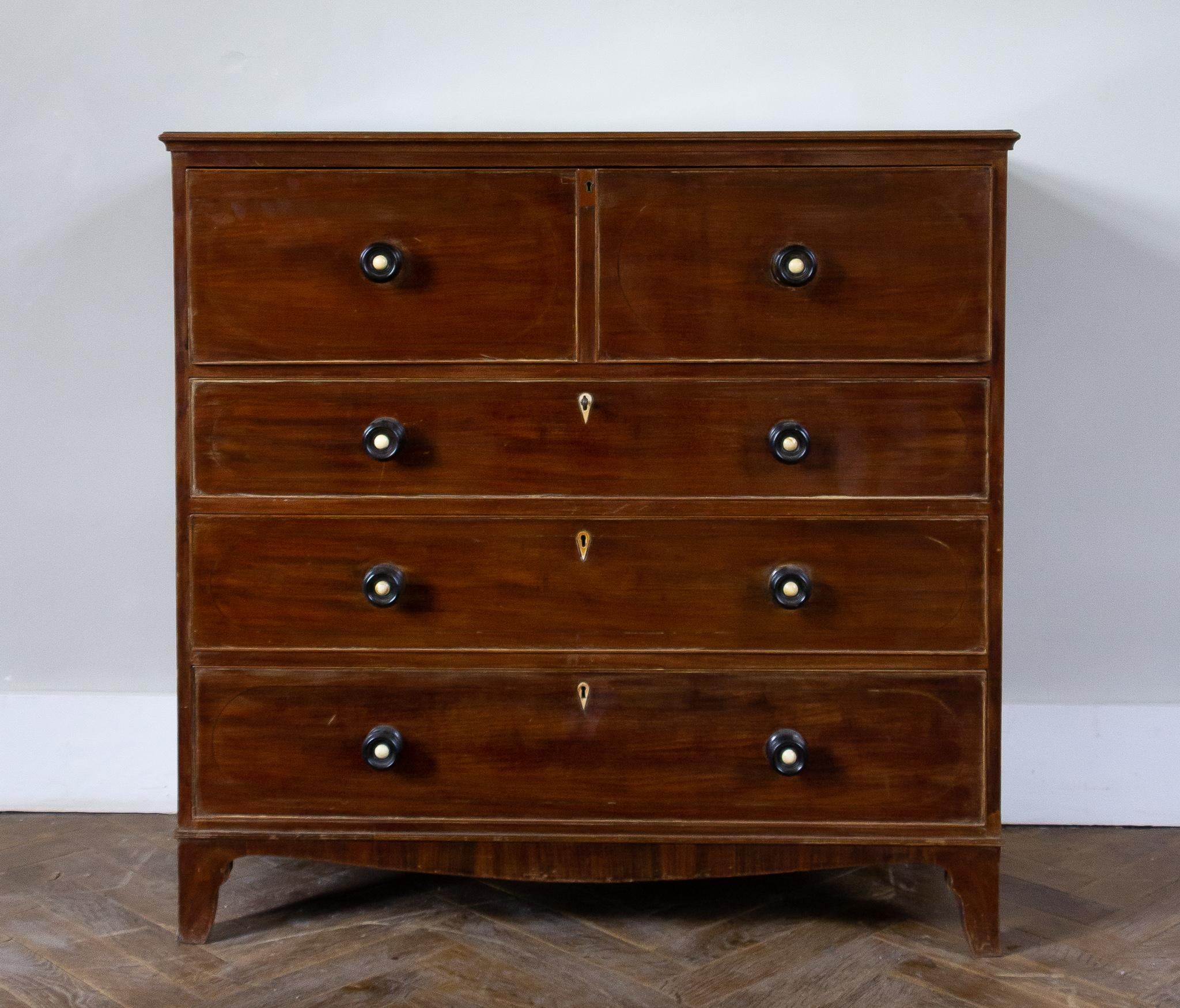 Important English commode secretary from the Georgian period with three large drawers. The upper part simulating two drawers is made of a flap which forms the work table covered with a sheepskin leather and reveals the secretarial part, made up of a
