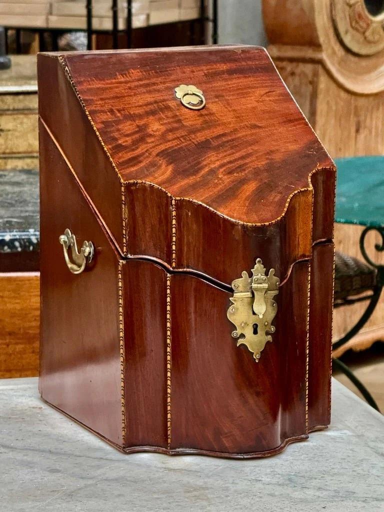 Georgiano Scatola per coltelli in mogano inglese georgiano con montature in ottone, 1800 ca. in vendita