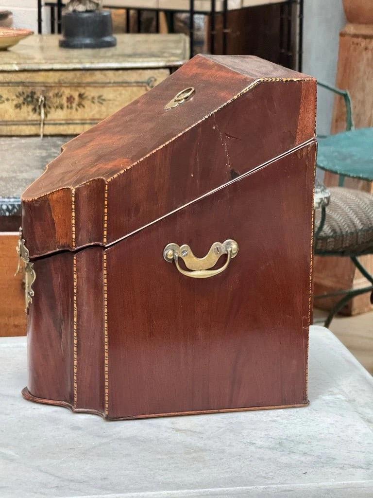 XIX secolo Scatola per coltelli in mogano inglese georgiano con montature in ottone, 1800 ca. in vendita