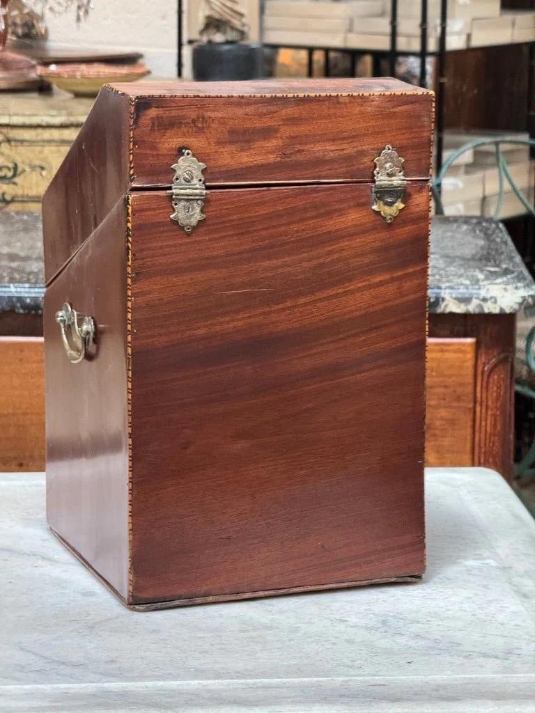 Ottone Scatola per coltelli in mogano inglese georgiano con montature in ottone, 1800 ca. in vendita