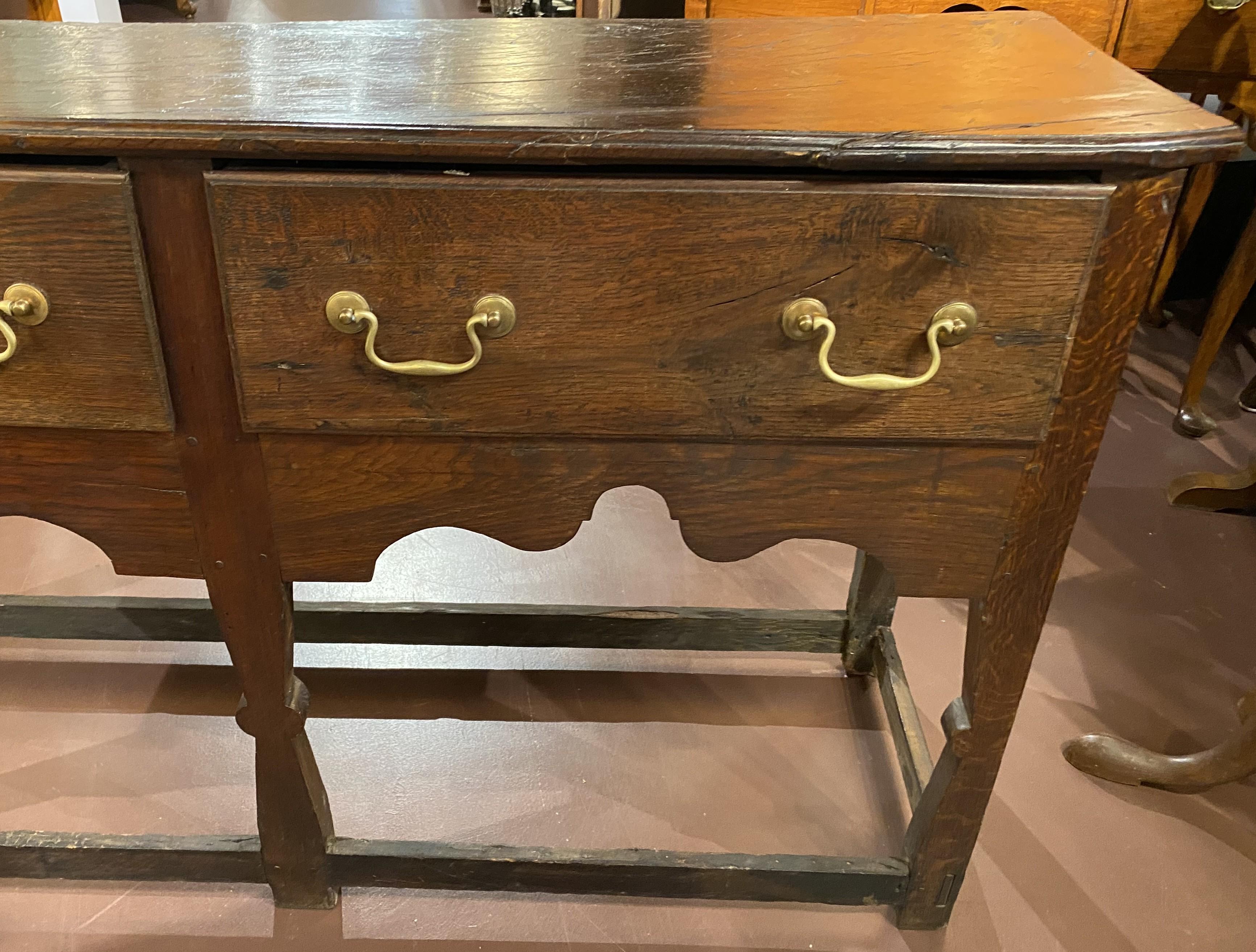 Georgien Base de commode géorgienne en chêne anglais sculpté en vente