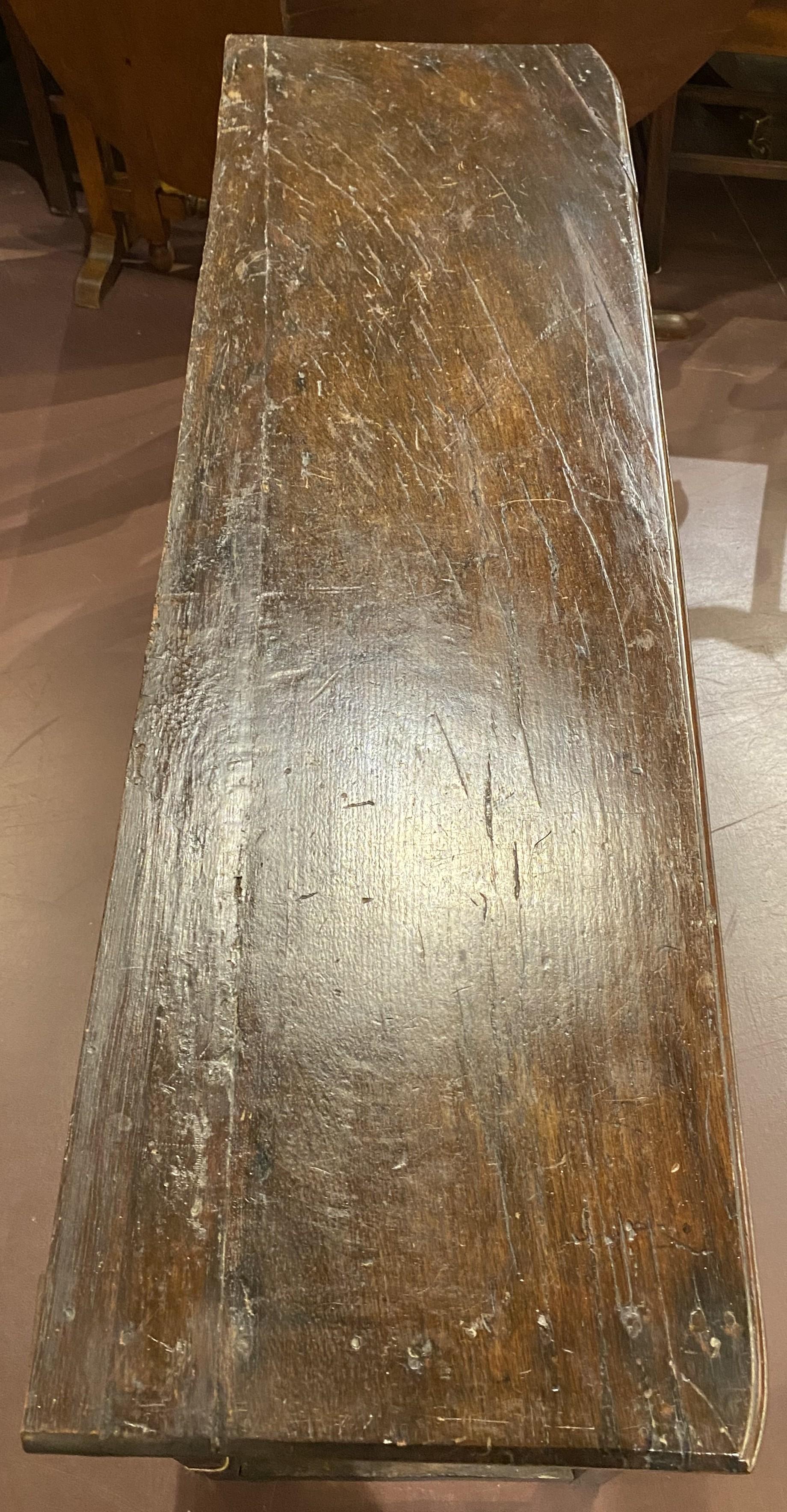 Anglais Base de commode géorgienne en chêne anglais sculpté en vente