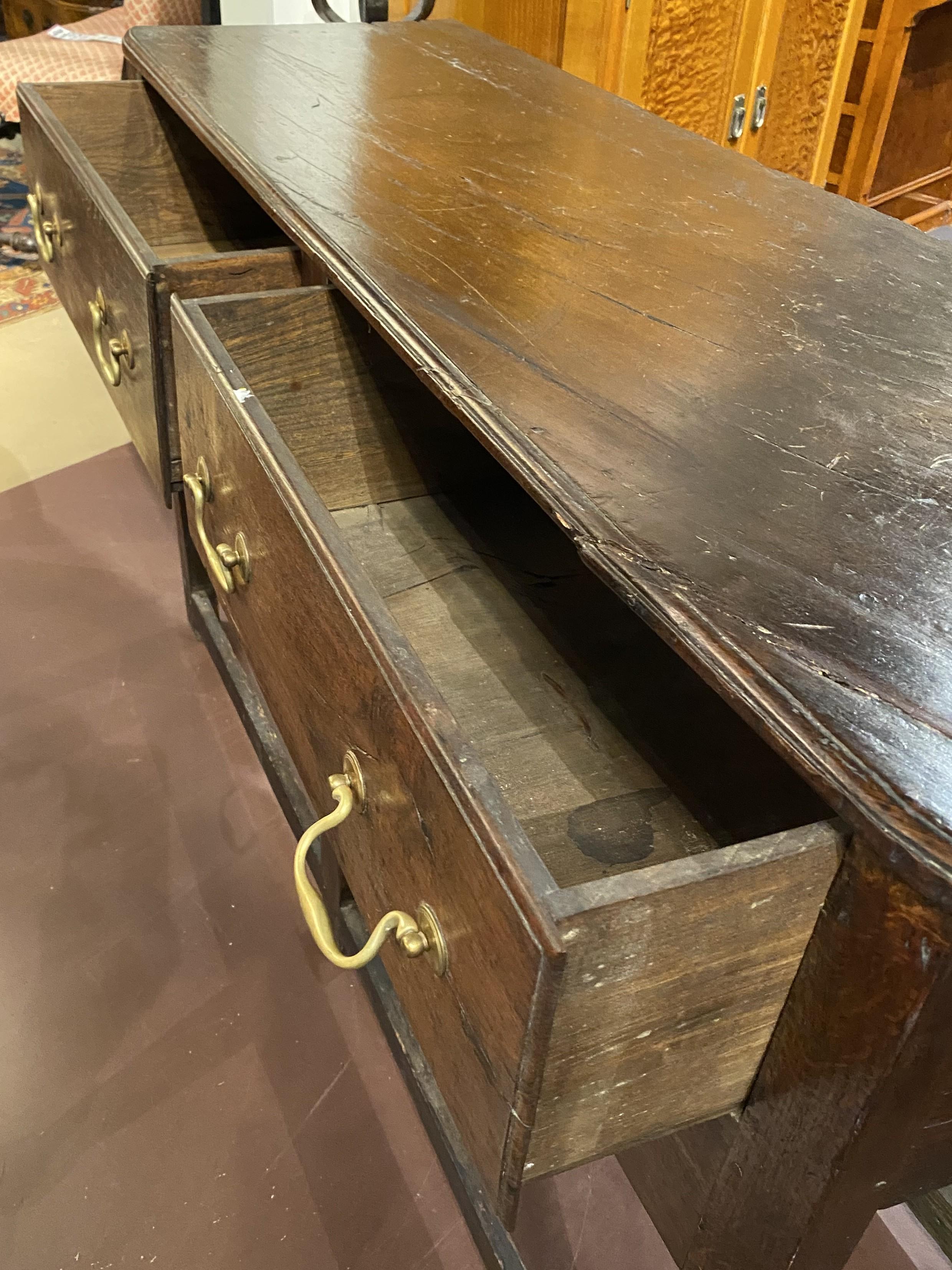 XVIIIe siècle Base de commode géorgienne en chêne anglais sculpté en vente