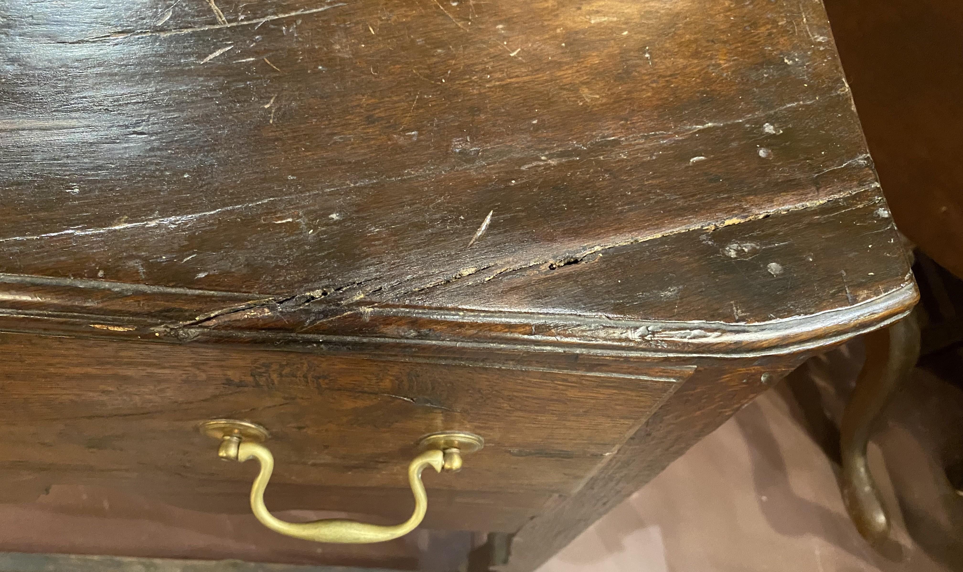 Laiton Base de commode géorgienne en chêne anglais sculpté en vente