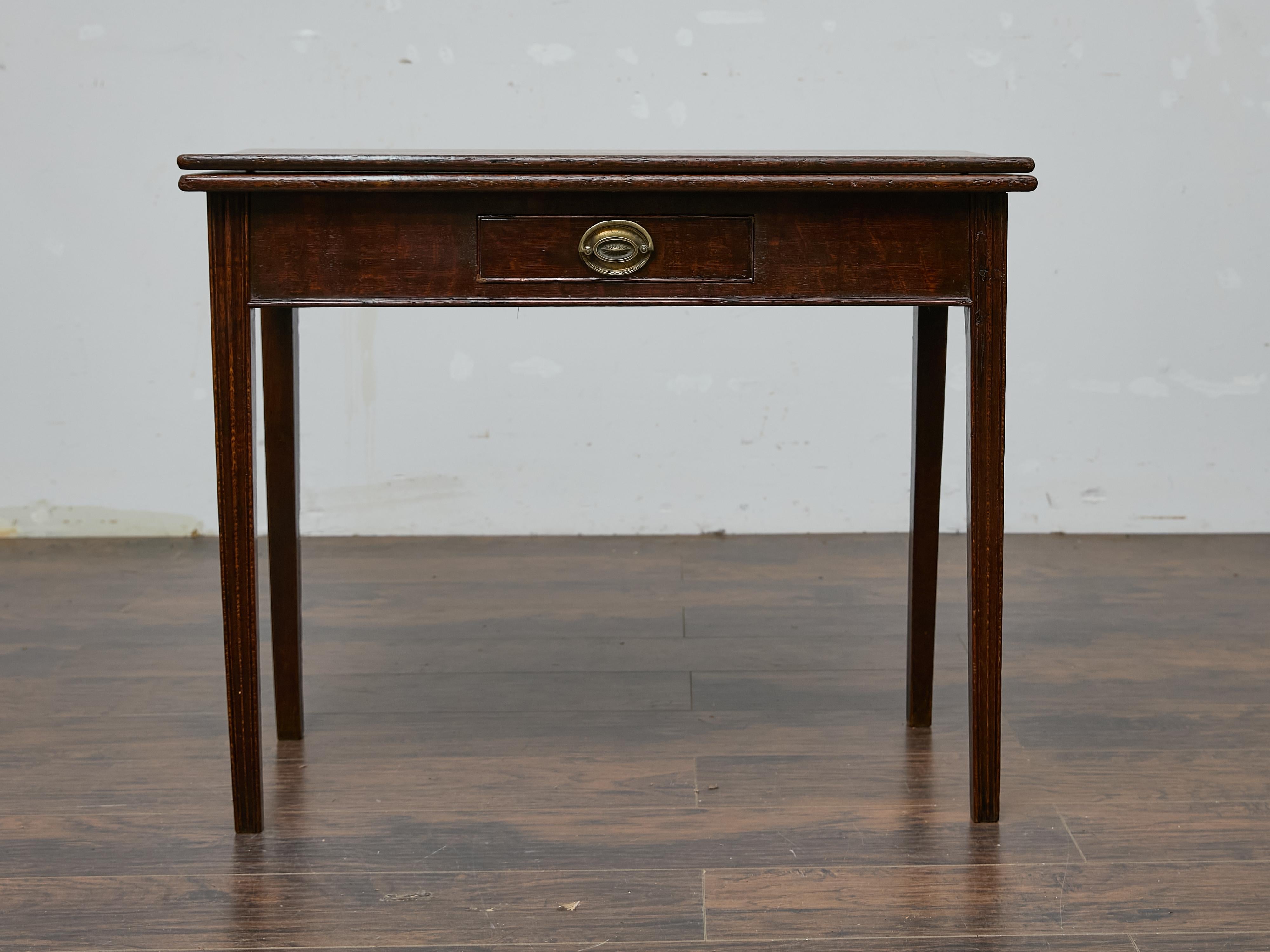 Cette table en chêne anglais, datant d'environ 1800, est un bel exemple de l'artisanat de la période géorgienne. Elle allie une simplicité raffinée à un design astucieux qui permet de gagner de la place. Fabriqué en chêne riche et usé par le temps,
