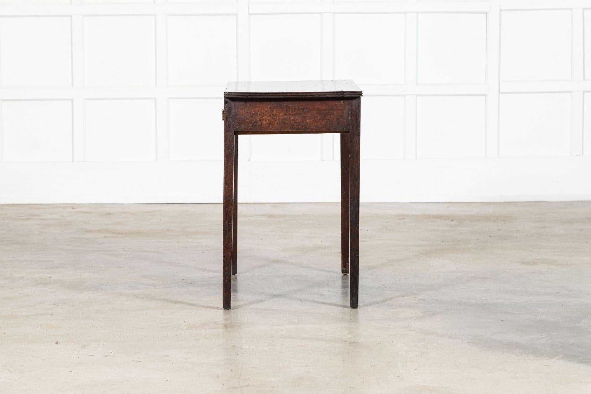 Table d'appoint en chêne anglais de style géorgien en vente 5