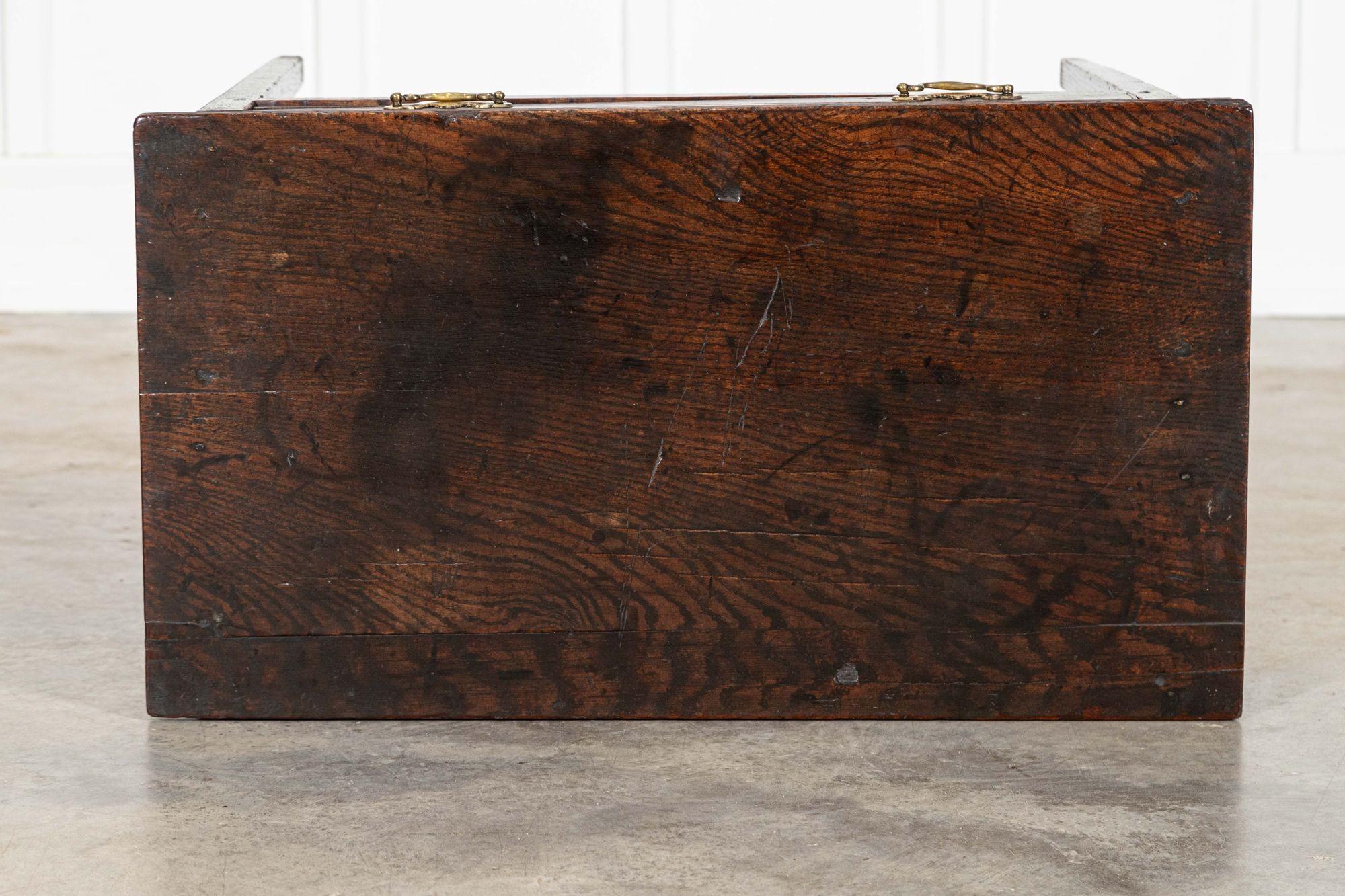 XVIIIe siècle et antérieur Table d'appoint en chêne anglais de style géorgien en vente