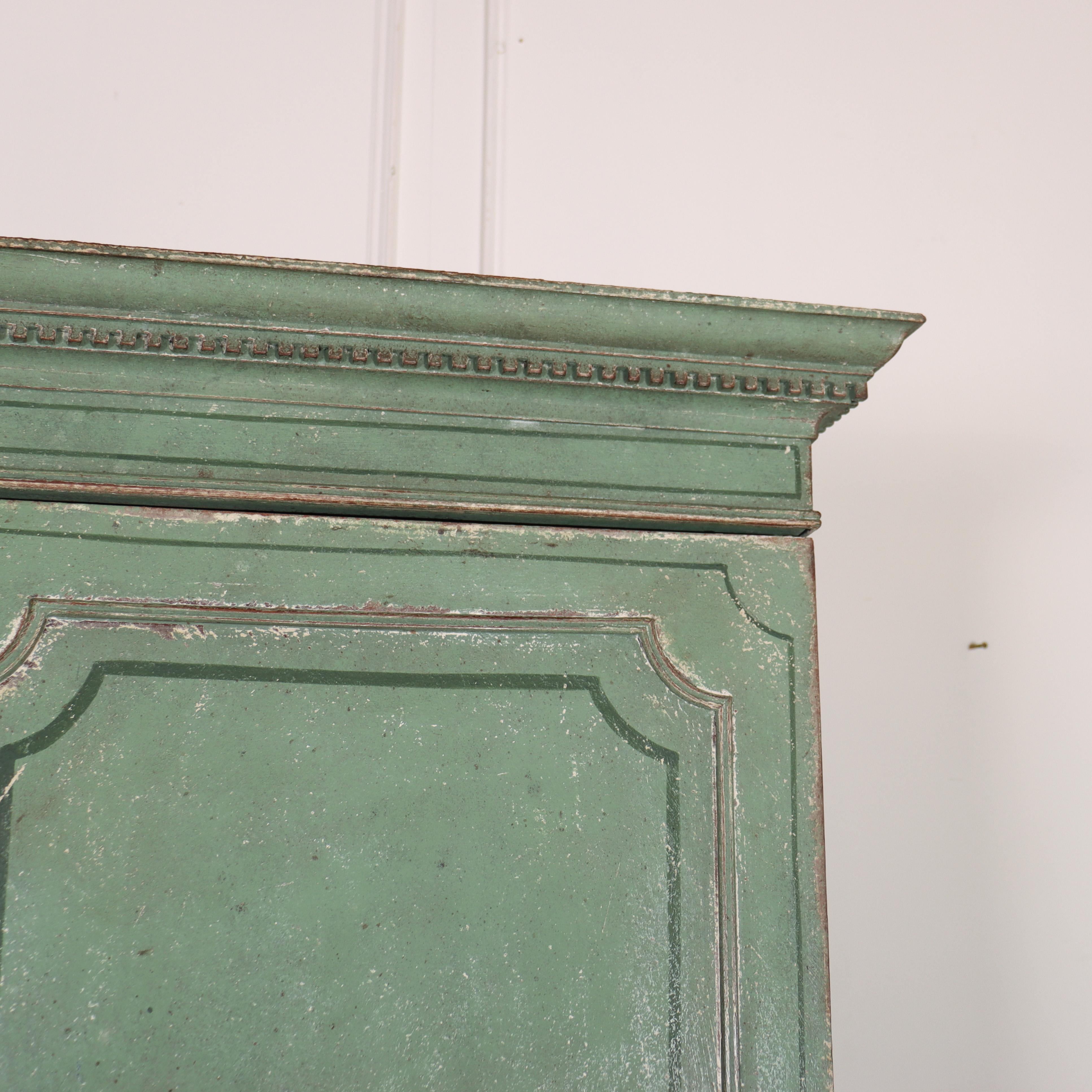Georgian English Painted Linen Cupboard In Good Condition For Sale In Leamington Spa, Warwickshire